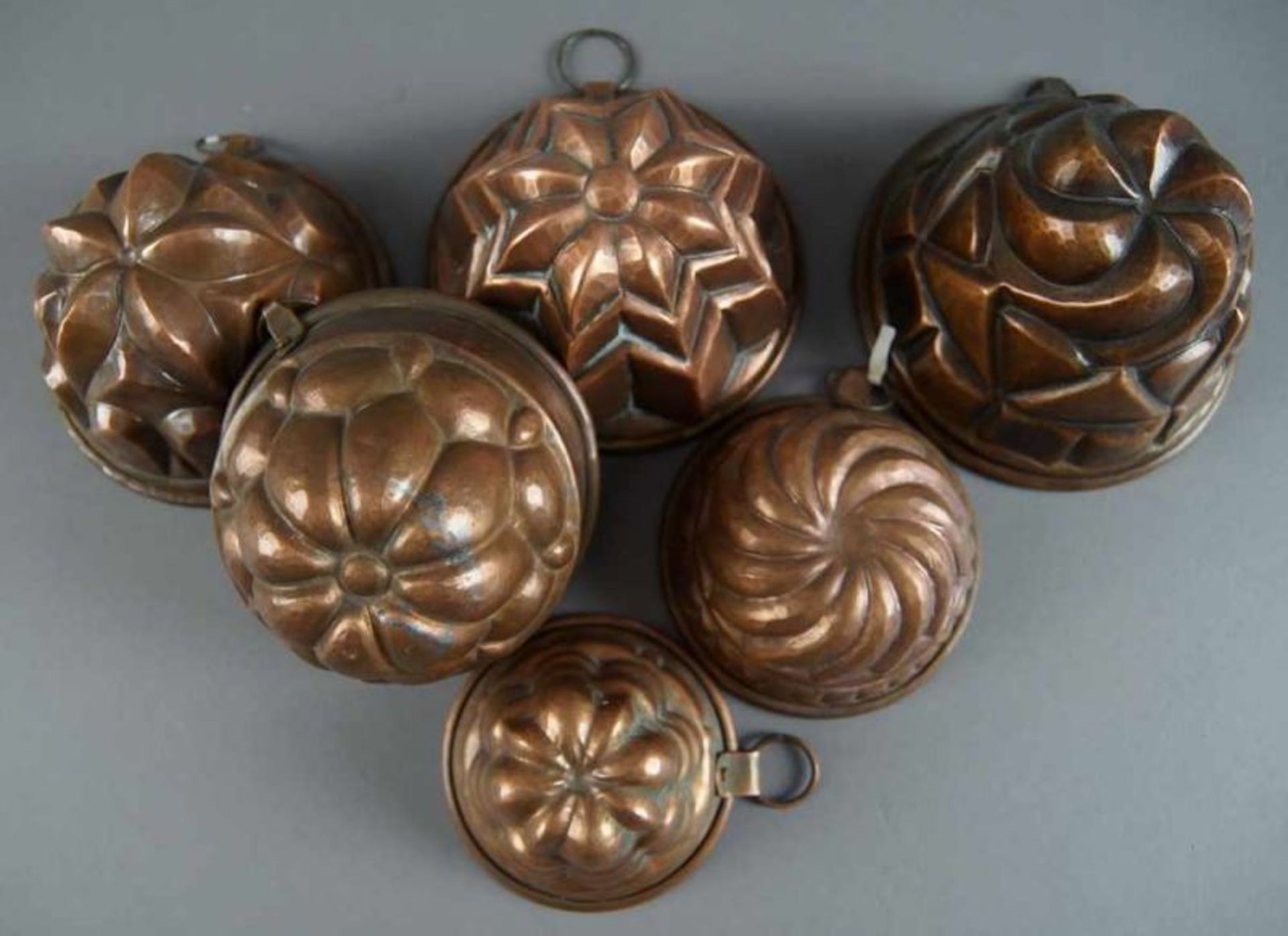 Sechs Miniatur - Guglhupf/Kuchenformen aus Kupfer, Durchmesser von 8 - 13 cm 20.17 % buyer's premium - Bild 4 aus 5