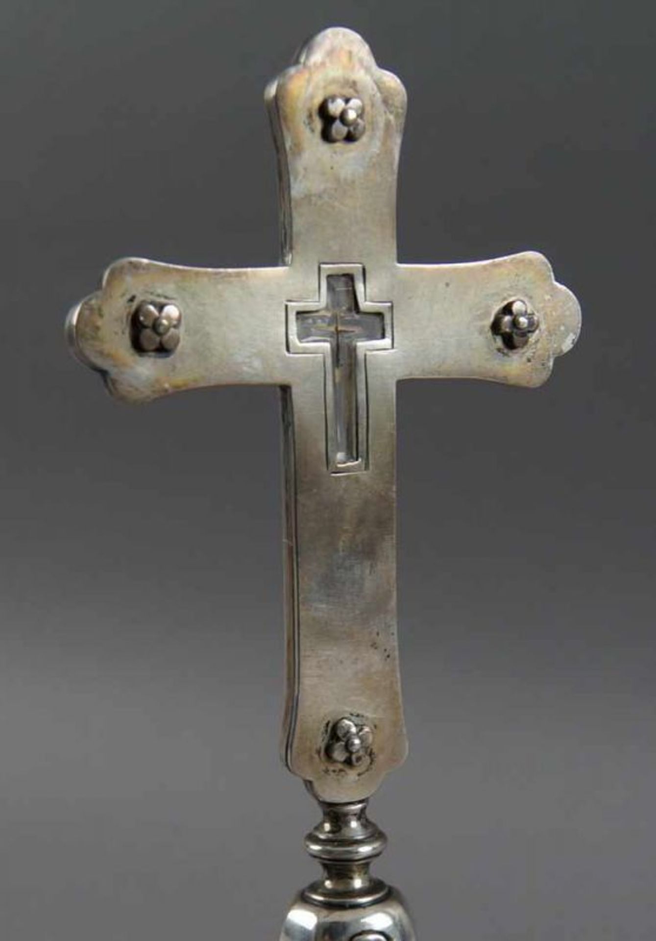Silbernes Reliquienkreuz, im Kreuz mit einem Kreuz aus Bergkristall, auf der Unterseite zum - Bild 15 aus 15