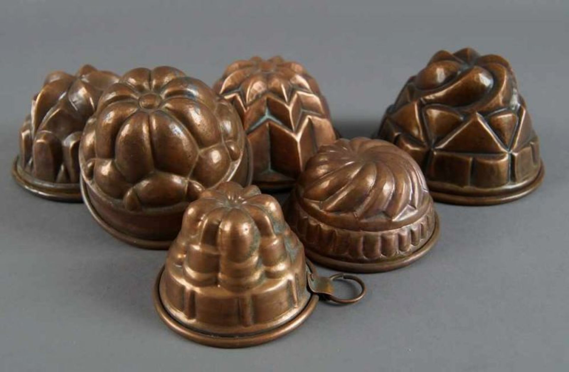 Sechs Miniatur - Guglhupf/Kuchenformen aus Kupfer, Durchmesser von 8 - 13 cm 20.17 % buyer's premium - Bild 3 aus 5
