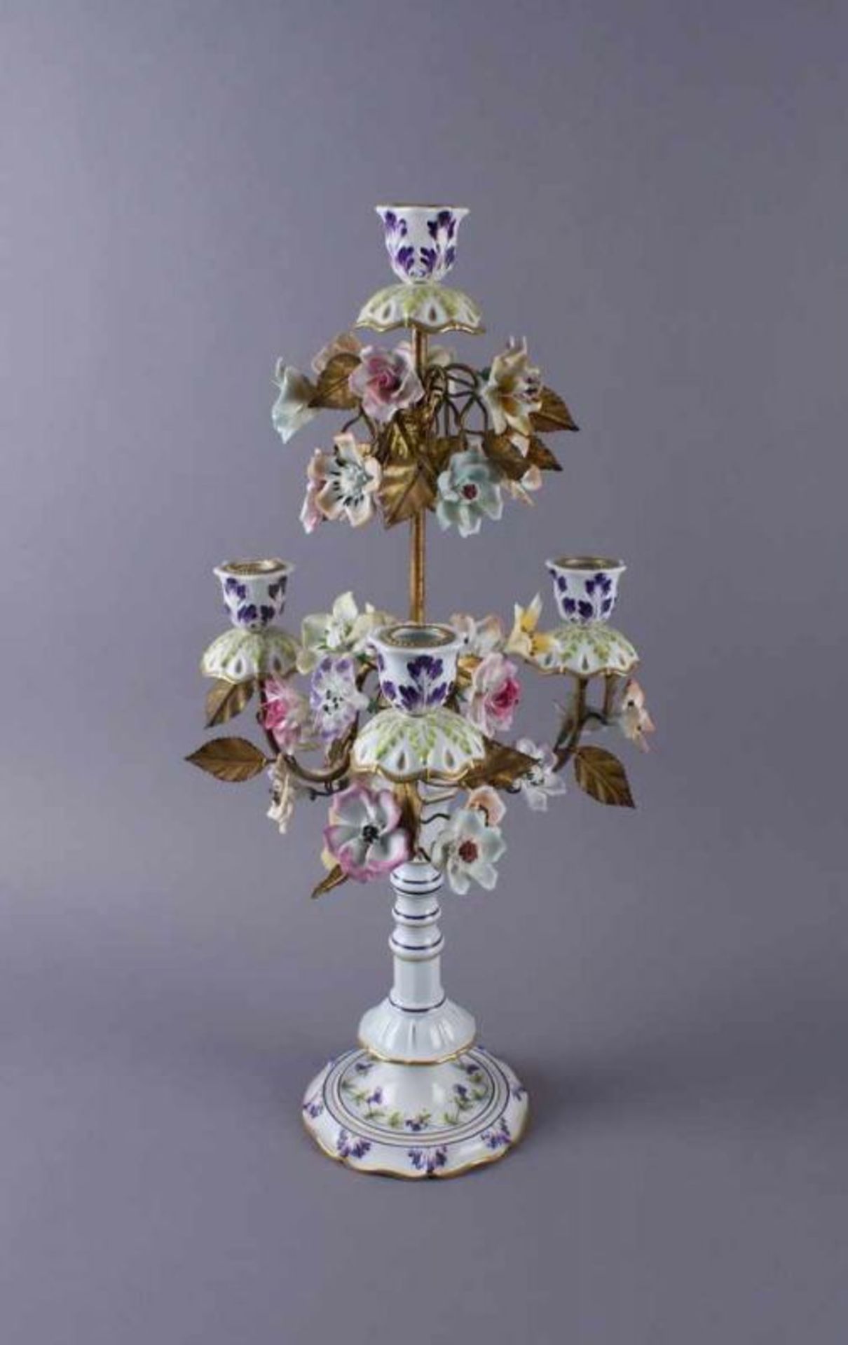Paar Tafelleuchter / Kerzenleuchter, prunkvolle Kerzenhalter mit Porzellanblüten, vierflammig, - Bild 9 aus 13