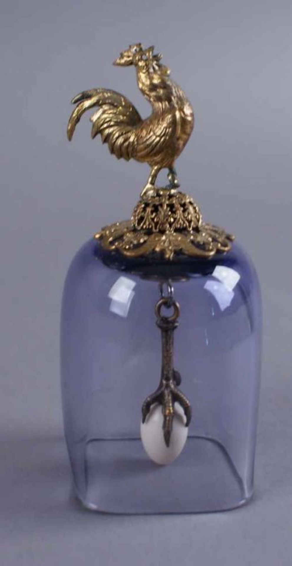 Glocke, Wien, violette Glaskuppel mit aufsitzendem Bronzehahn, im Inneren eine Gockelfuß mit Ei, - Bild 2 aus 6