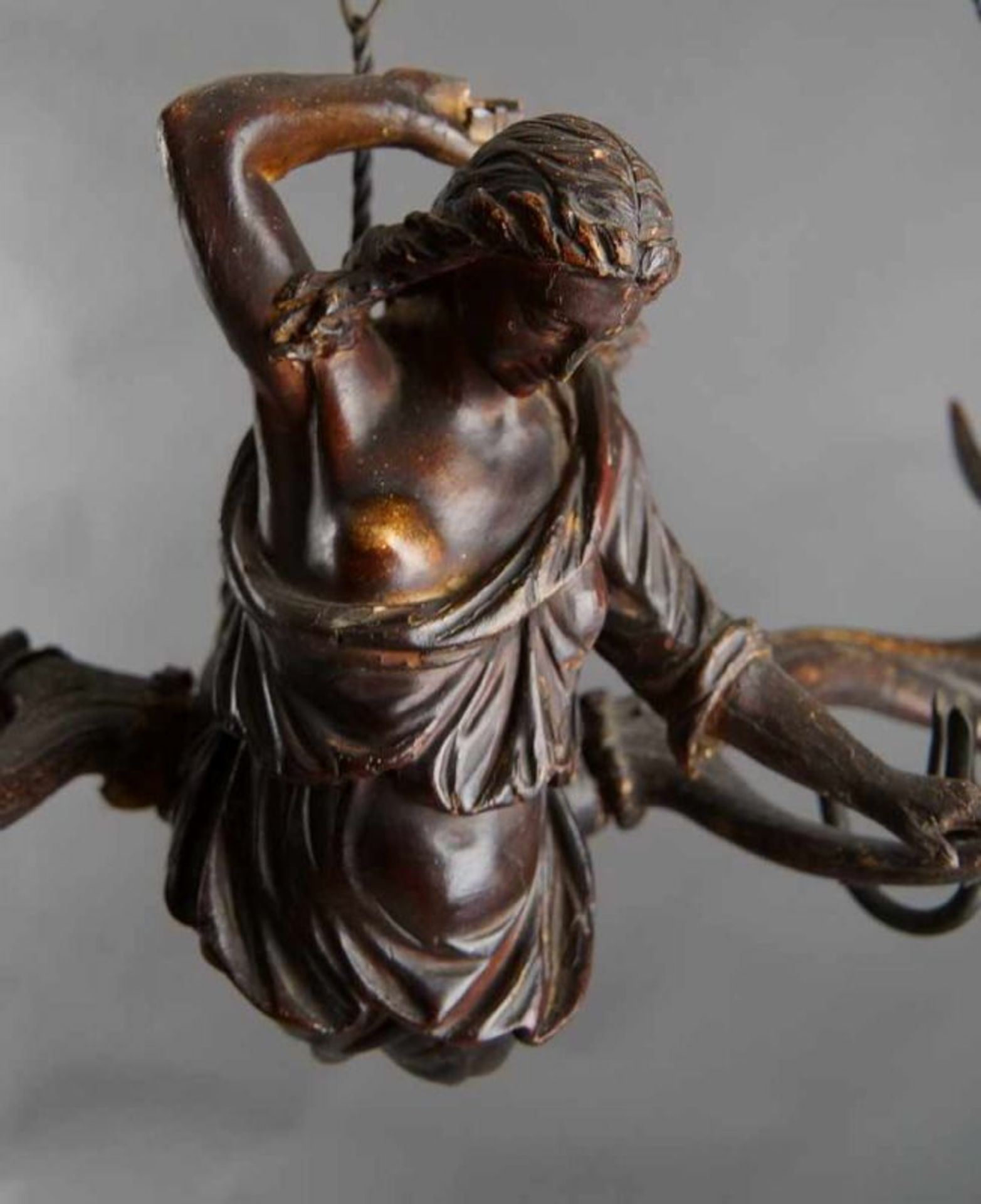 Lüsterweibchen Diana, die Göttin der Jagd, Holz geschnitzt, besch., mit Geweihstangen, Kette später, - Bild 4 aus 13