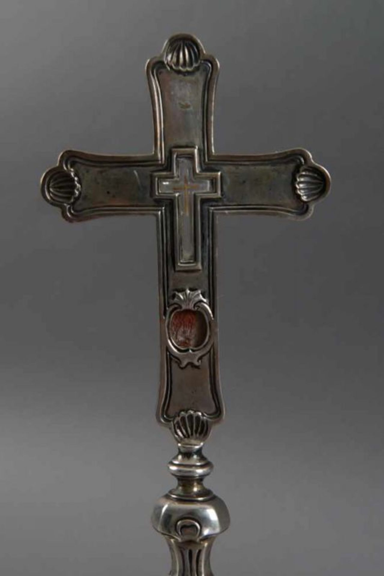 Silbernes Reliquienkreuz, im Kreuz mit einem Kreuz aus Bergkristall, auf der Unterseite zum - Bild 2 aus 15