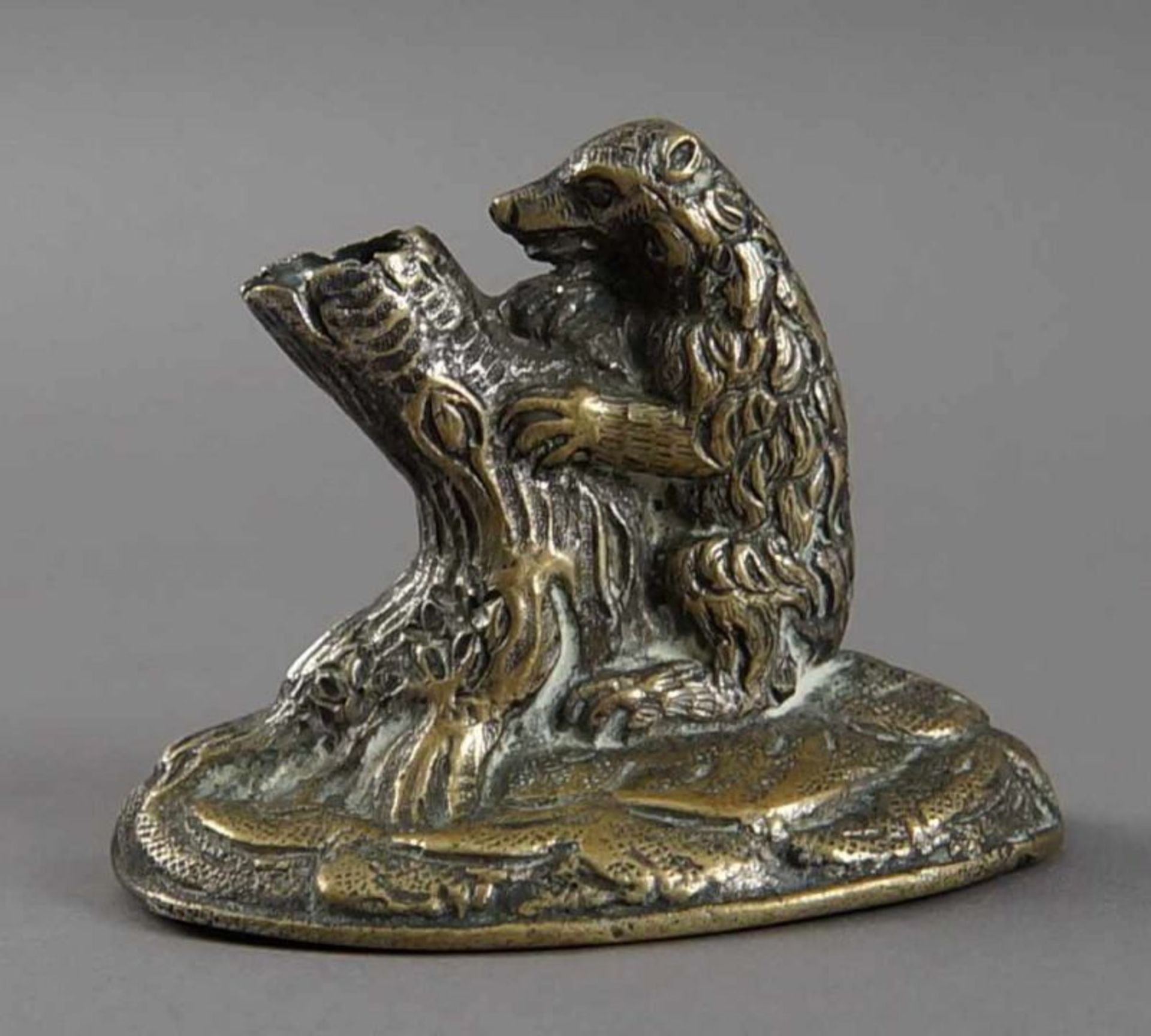 Federhalter, Bär an Baumstamm, aus Bronze, 17. JH, H 6 cm 20.17 % buyer's premium on the hammer