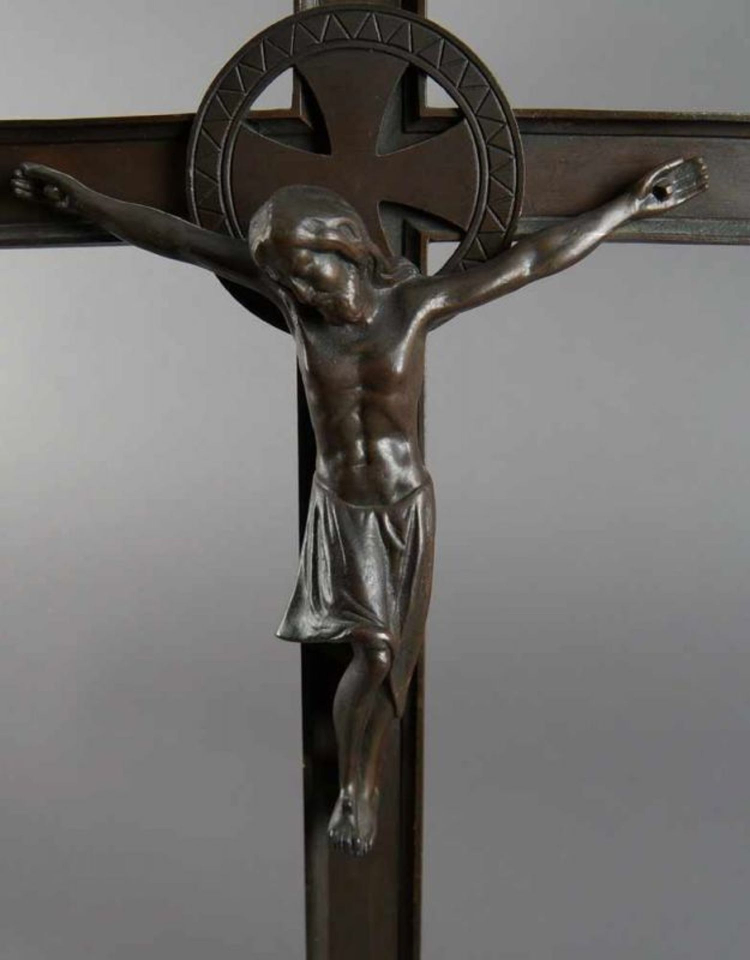 Romanisches Standkreuz mit Korpus Christi, Bronze, 19. JH, 77x30,5 cm 20.17 % buyer's premium on the - Bild 3 aus 7