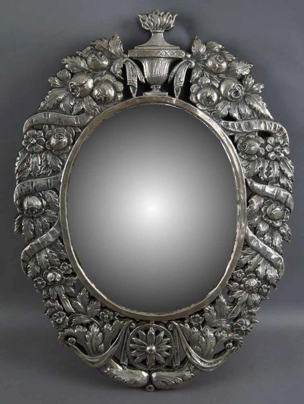 Ovaler Spiegel mit Silbereinfassung, auf Holz, um 1800, 58x40cm 20.17 % buyer's premium on the
