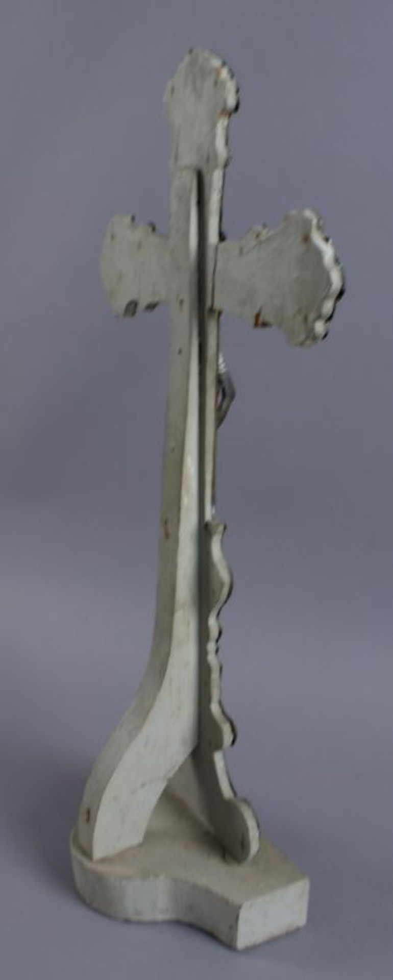 Grosses Standkreuz aus getriebenem Metall, auf Holzkorpus angebracht, H 49 cm 20.17 % buyer's - Bild 4 aus 5