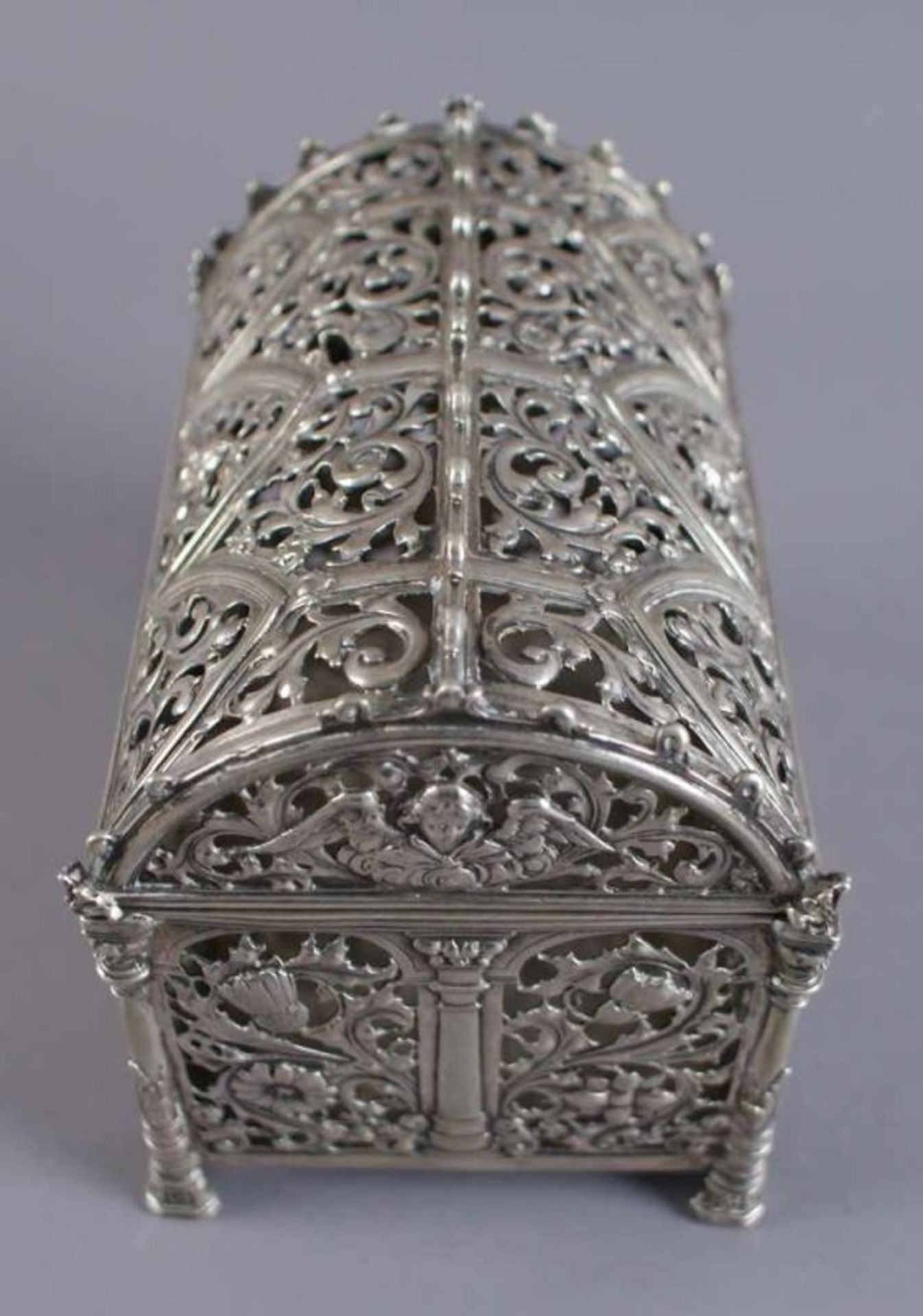 Silber Runddeckeltruhe, fein getrieben, durchbrochen gearbeitet, mit gotischen und floralen - Bild 11 aus 11
