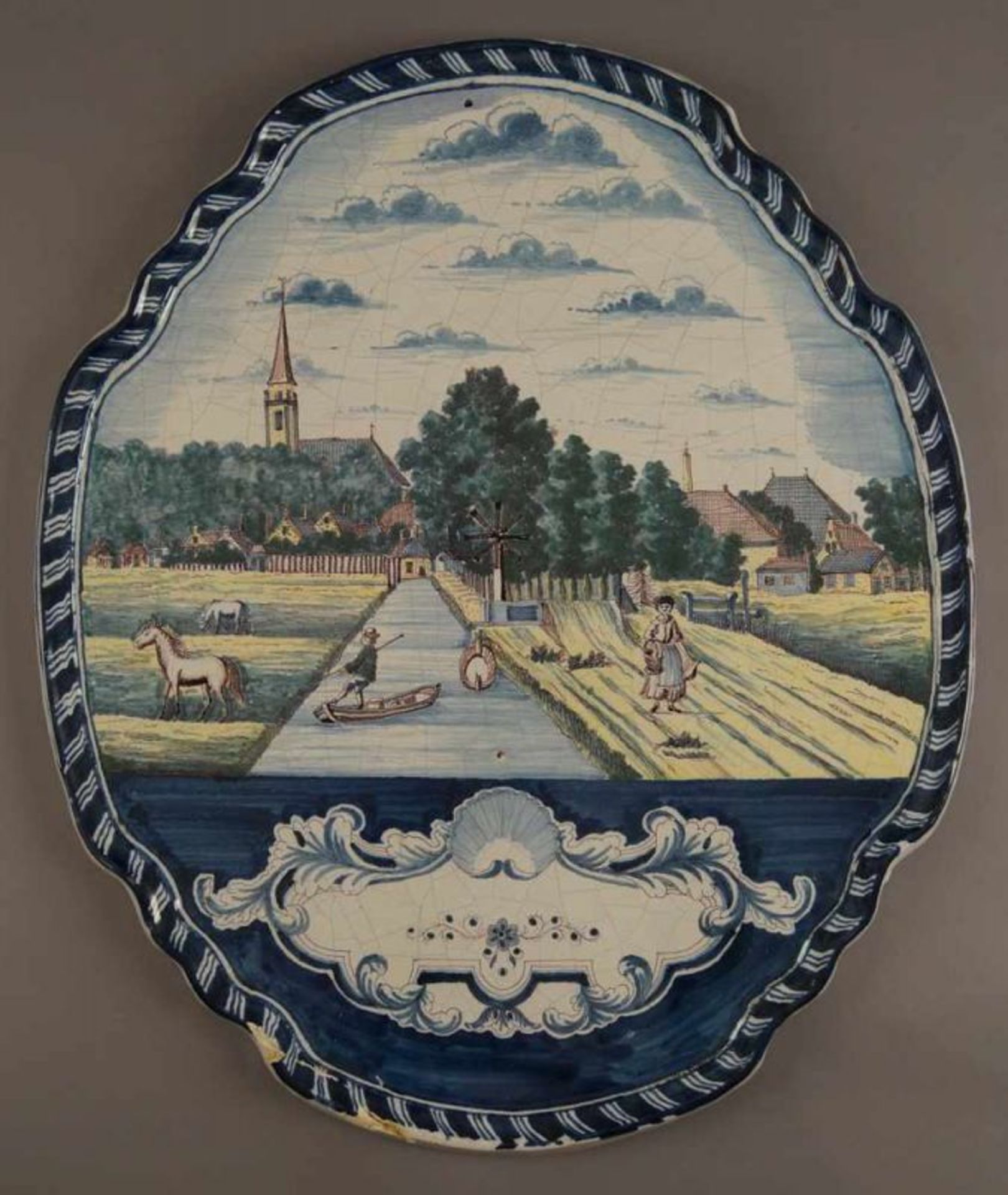 Grosse Fayence-Platte mit Landschaftsansicht und Personen, um 1800, min. rest.-bed., 57x48 cm 20. - Bild 2 aus 7