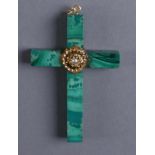 Kreuz Anhänger aus Malachit mit goldener Verzierung und Perle besetzt, 6,2x4,4 cm 20.17 % buyer's