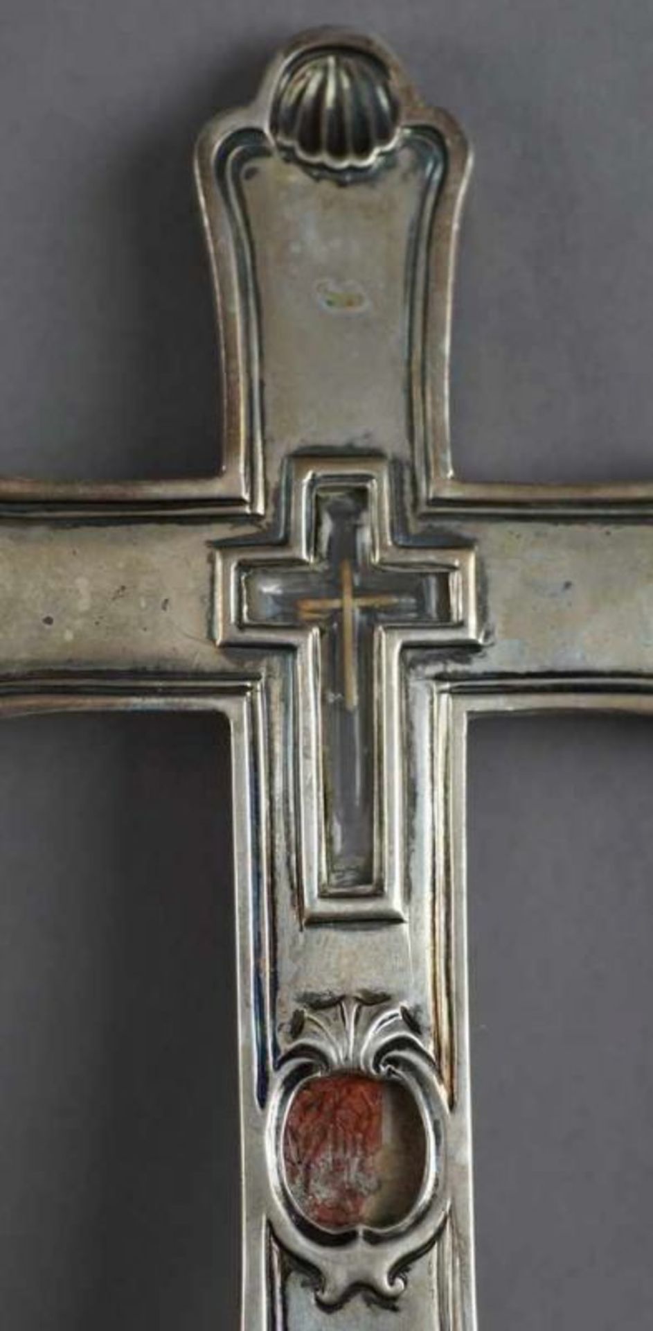 Silbernes Reliquienkreuz, im Kreuz mit einem Kreuz aus Bergkristall, auf der Unterseite zum - Bild 3 aus 15