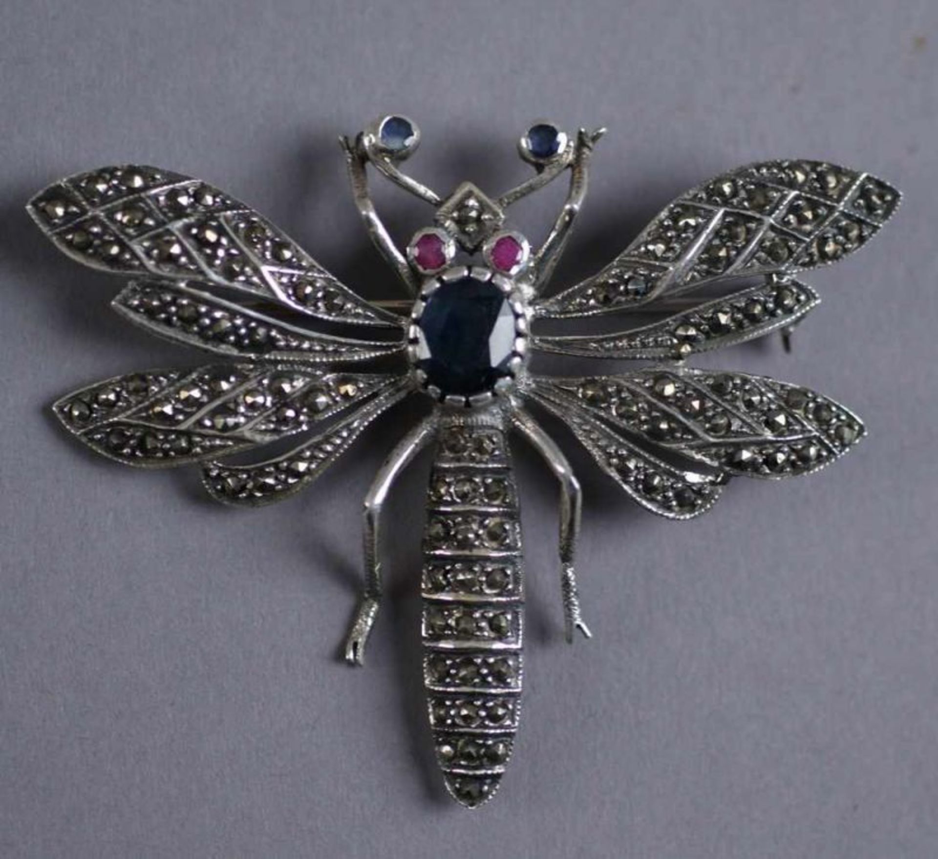 Brosche aus Silber mit gefassten Steinen in Form einer zarten Libelle, 5,7x7,2 cm 20.17 % buyer's