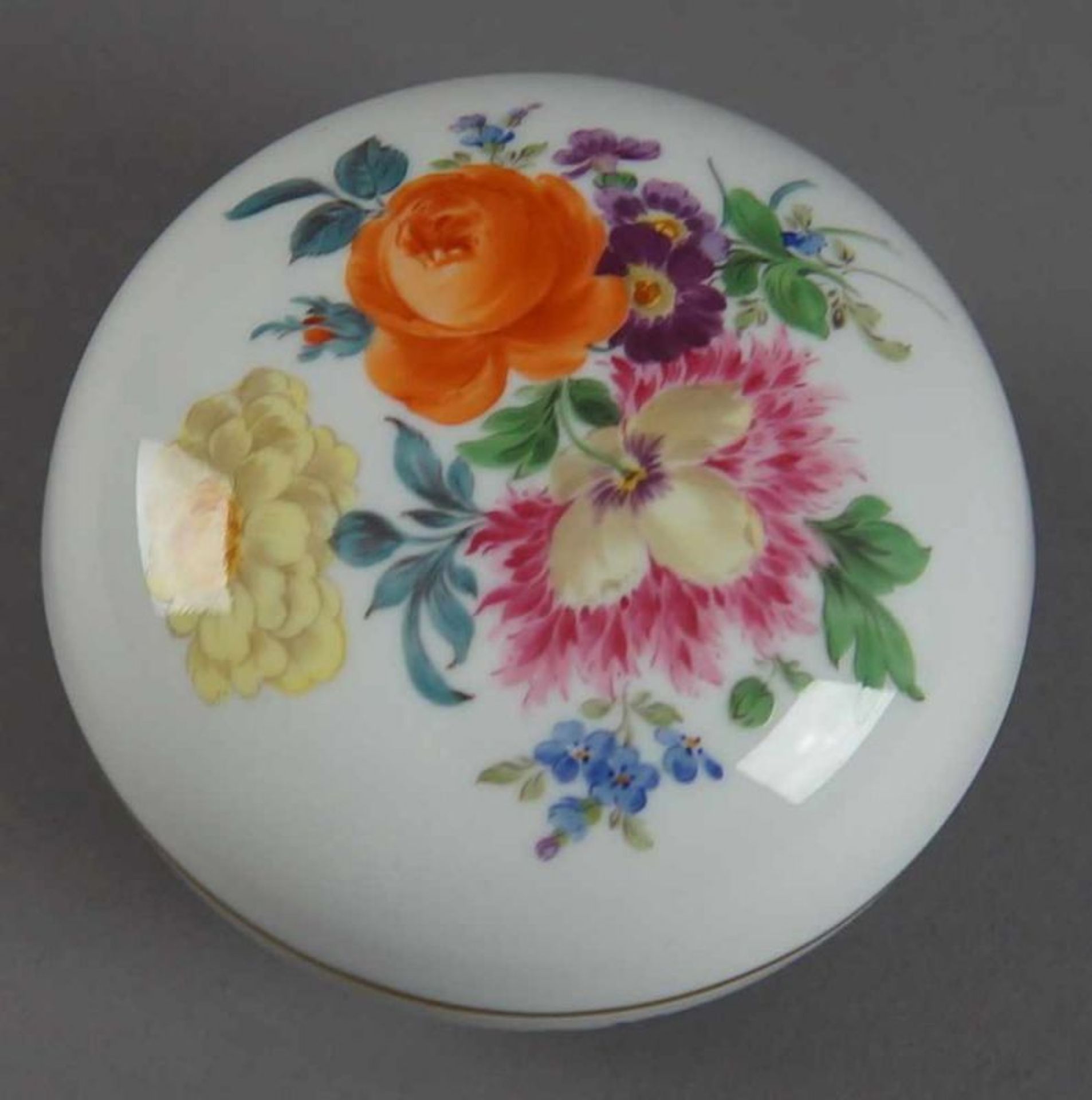 Deckeldose, Meissen, weisses Porzellan mit Blumendekor, auf der Unterseite gemarktet, H 6 x - Bild 3 aus 6