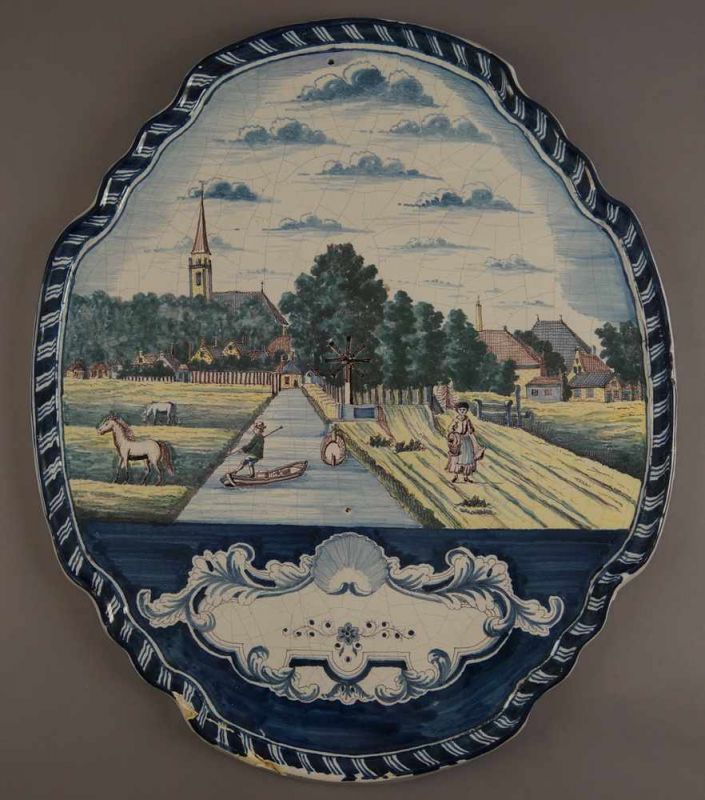 Grosse Fayence-Platte mit Landschaftsansicht und Personen, um 1800, min. rest.-bed., 57x48 cm 20.