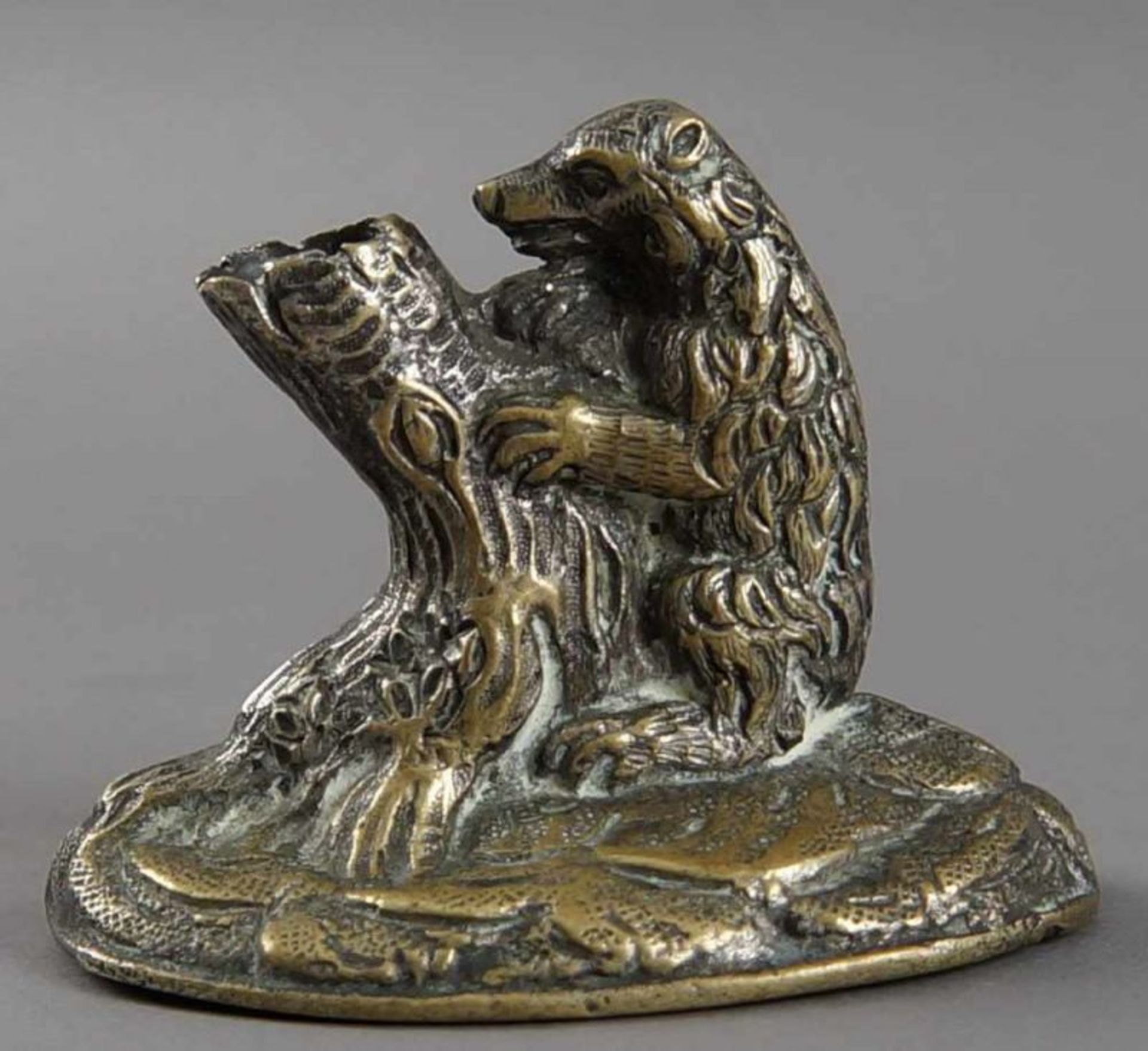 Federhalter, Bär an Baumstamm, aus Bronze, 17. JH, H 6 cm 20.17 % buyer's premium on the hammer - Bild 2 aus 6