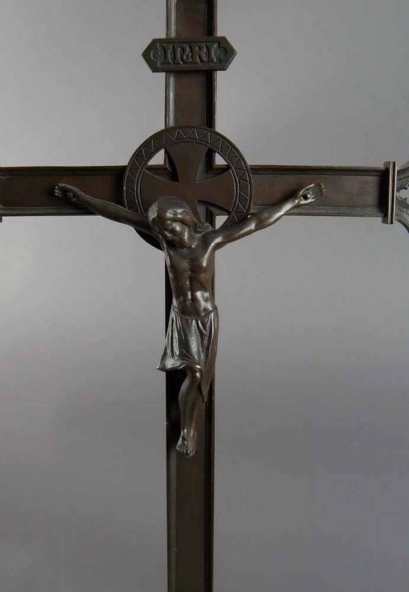 Romanisches Standkreuz mit Korpus Christi, Bronze, 19. JH, 77x30,5 cm 20.17 % buyer's premium on the - Bild 2 aus 7