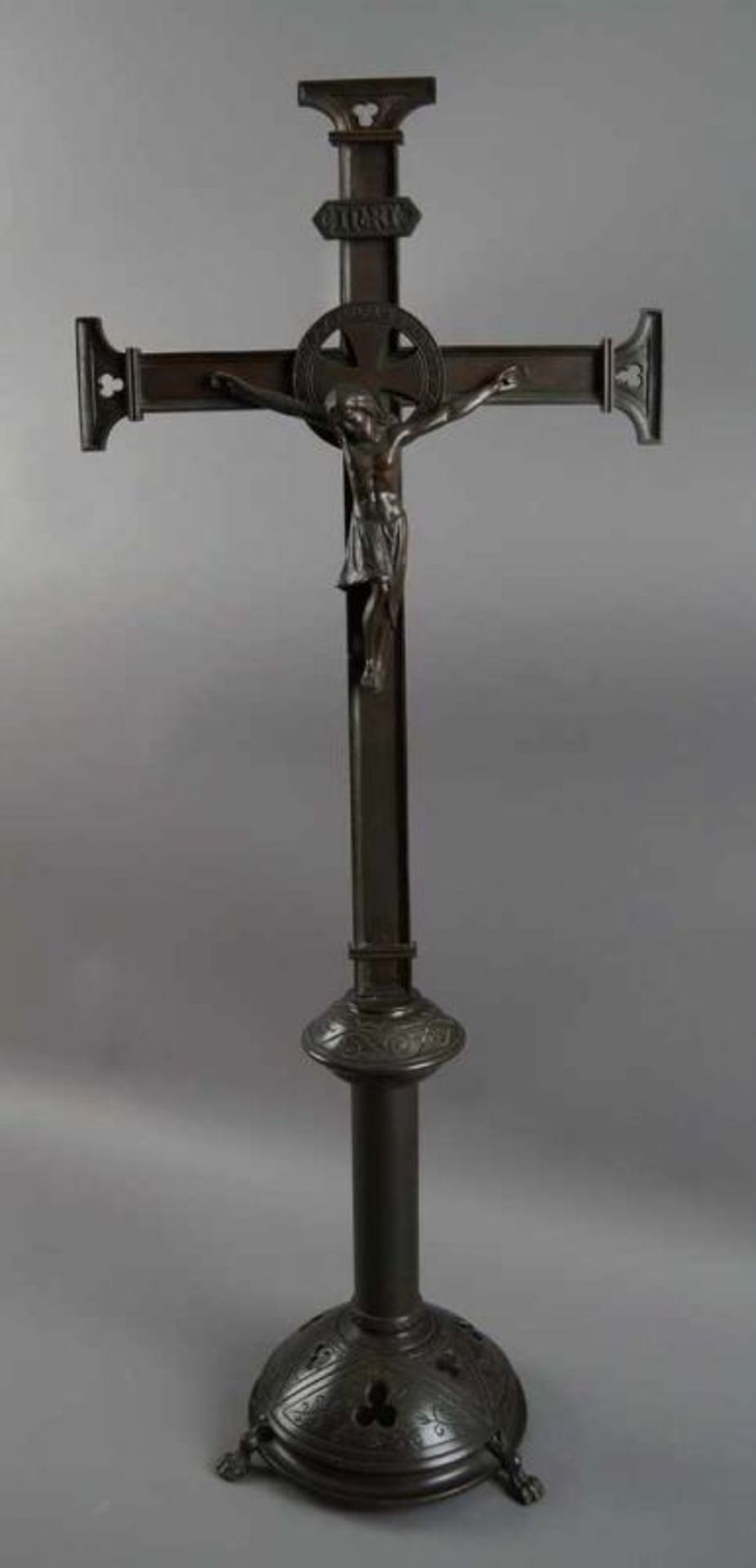 Romanisches Standkreuz mit Korpus Christi, Bronze, 19. JH, 77x30,5 cm 20.17 % buyer's premium on the