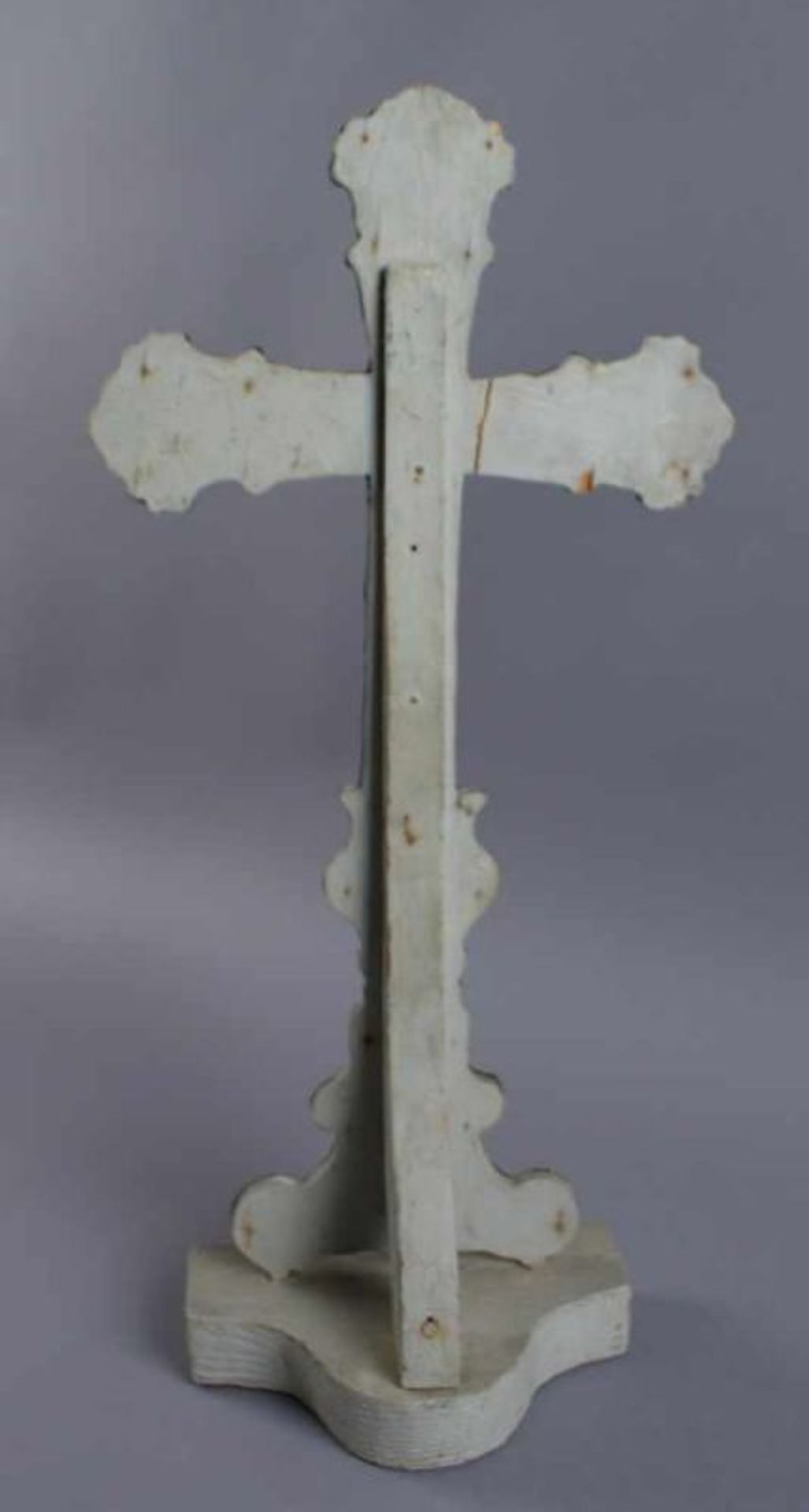 Grosses Standkreuz aus getriebenem Metall, auf Holzkorpus angebracht, H 49 cm 20.17 % buyer's - Bild 5 aus 5