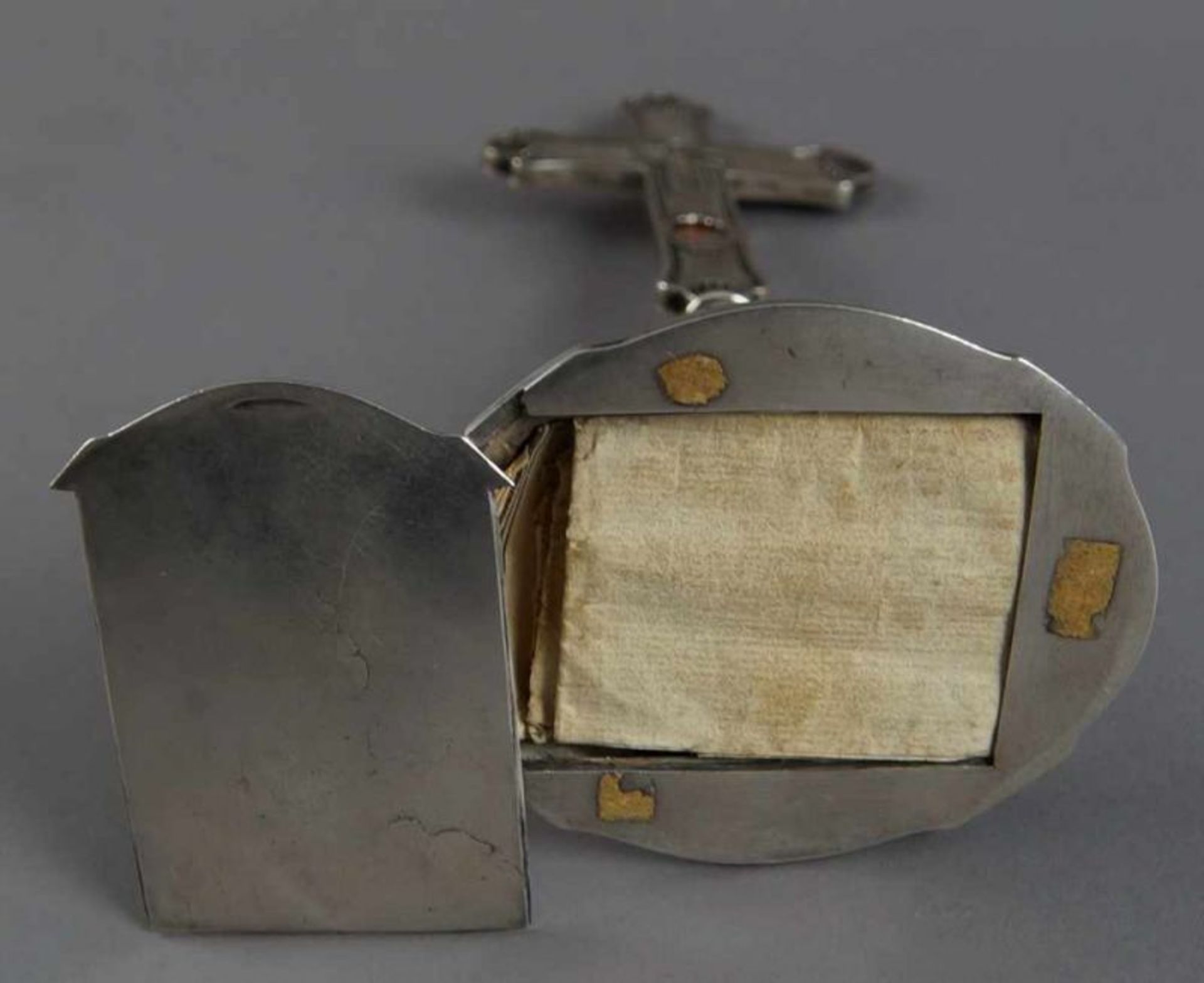 Silbernes Reliquienkreuz, im Kreuz mit einem Kreuz aus Bergkristall, auf der Unterseite zum - Bild 10 aus 15