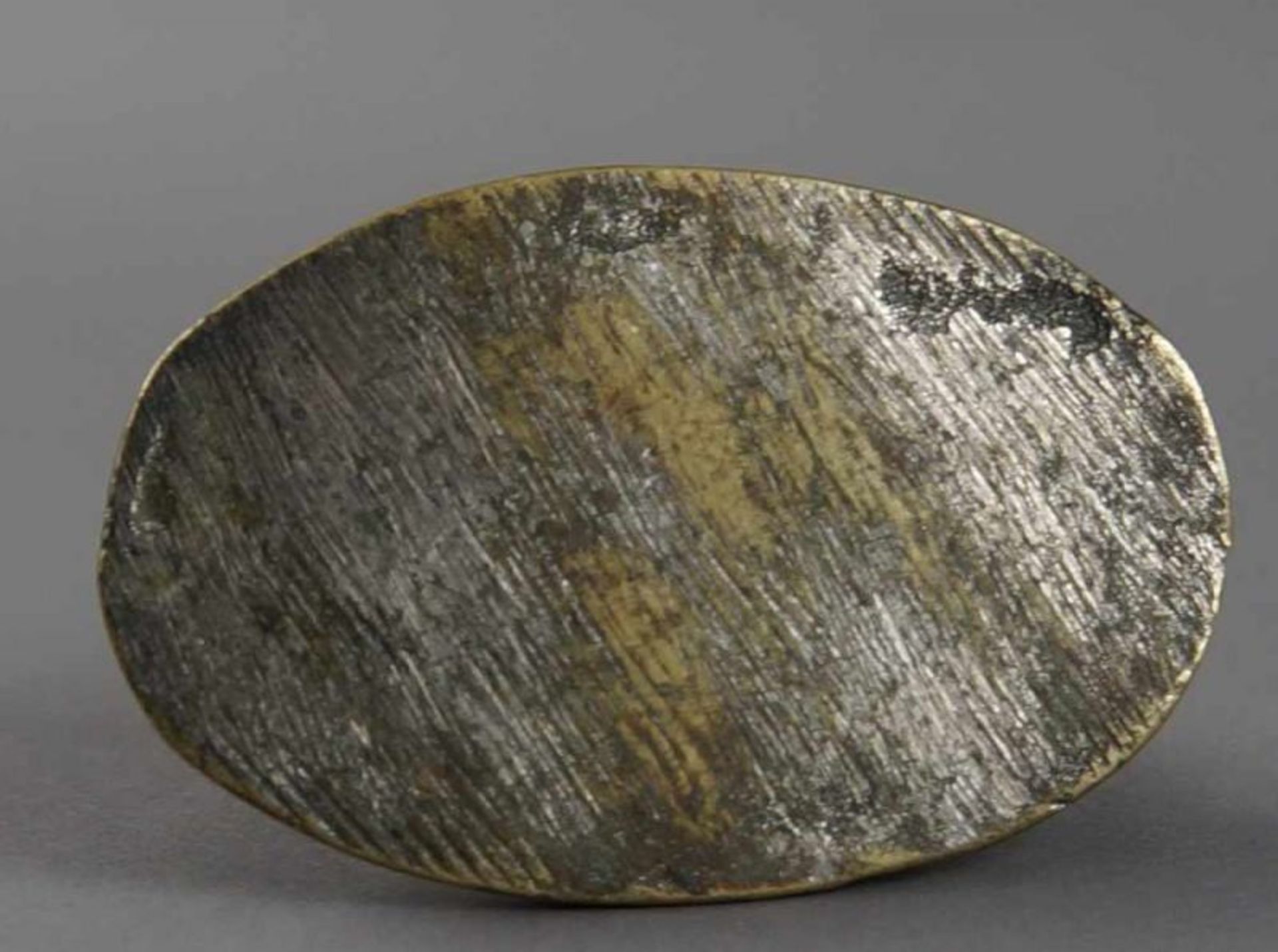 Federhalter, Bär an Baumstamm, aus Bronze, 17. JH, H 6 cm 20.17 % buyer's premium on the hammer - Bild 6 aus 6