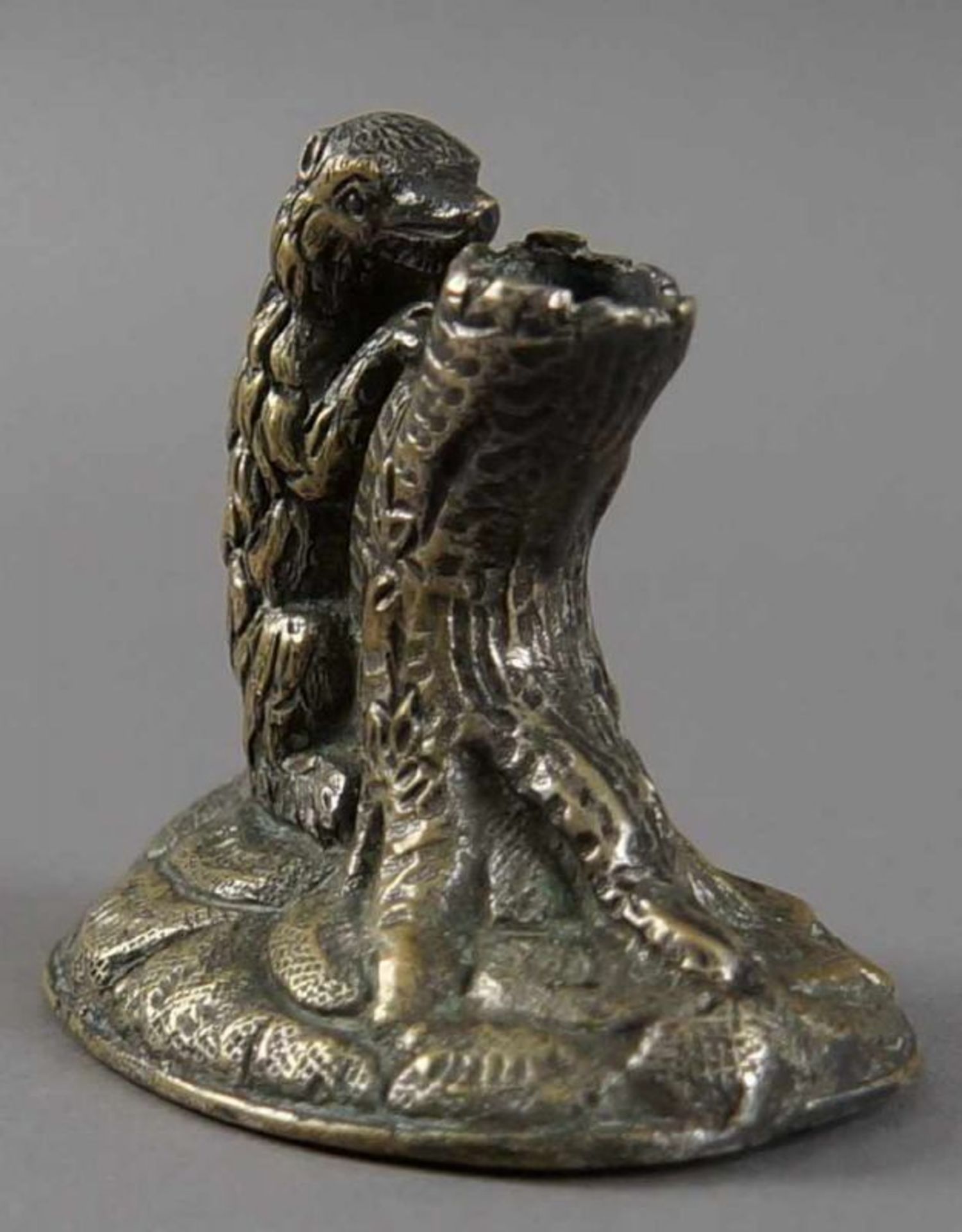 Federhalter, Bär an Baumstamm, aus Bronze, 17. JH, H 6 cm 20.17 % buyer's premium on the hammer - Bild 5 aus 6