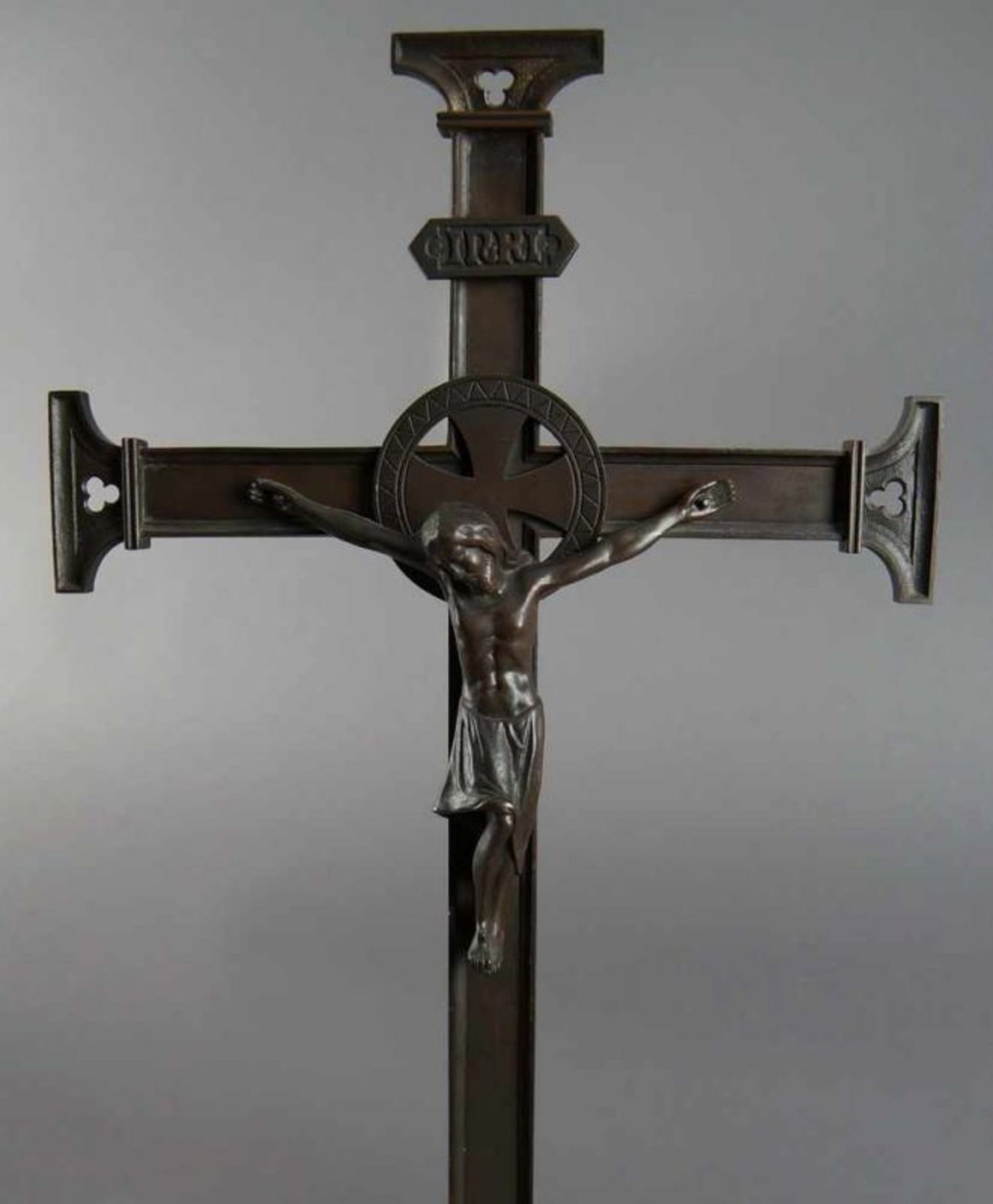 Romanisches Standkreuz mit Korpus Christi, Bronze, 19. JH, 77x30,5 cm 20.17 % buyer's premium on the - Bild 5 aus 7