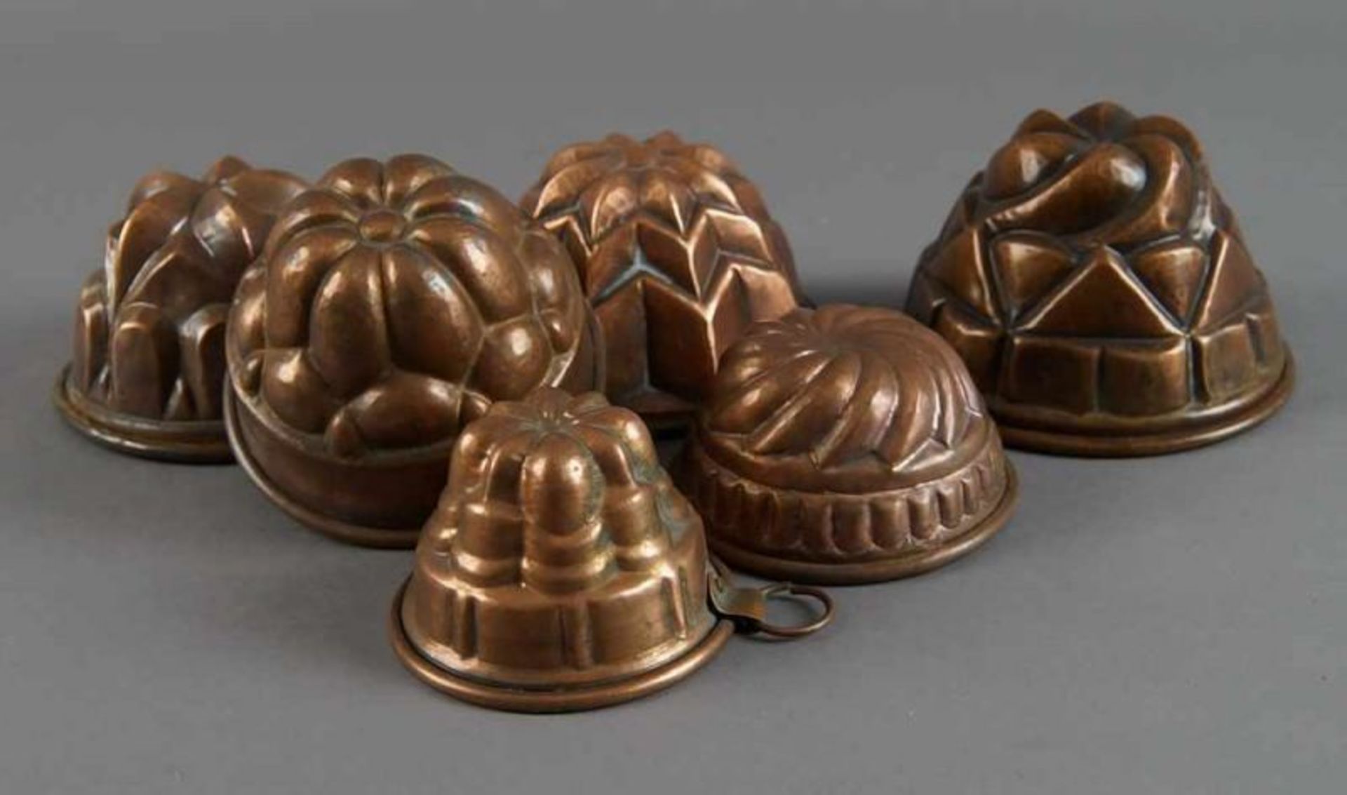 Sechs Miniatur - Guglhupf/Kuchenformen aus Kupfer, Durchmesser von 8 - 13 cm 20.17 % buyer's premium - Bild 2 aus 5