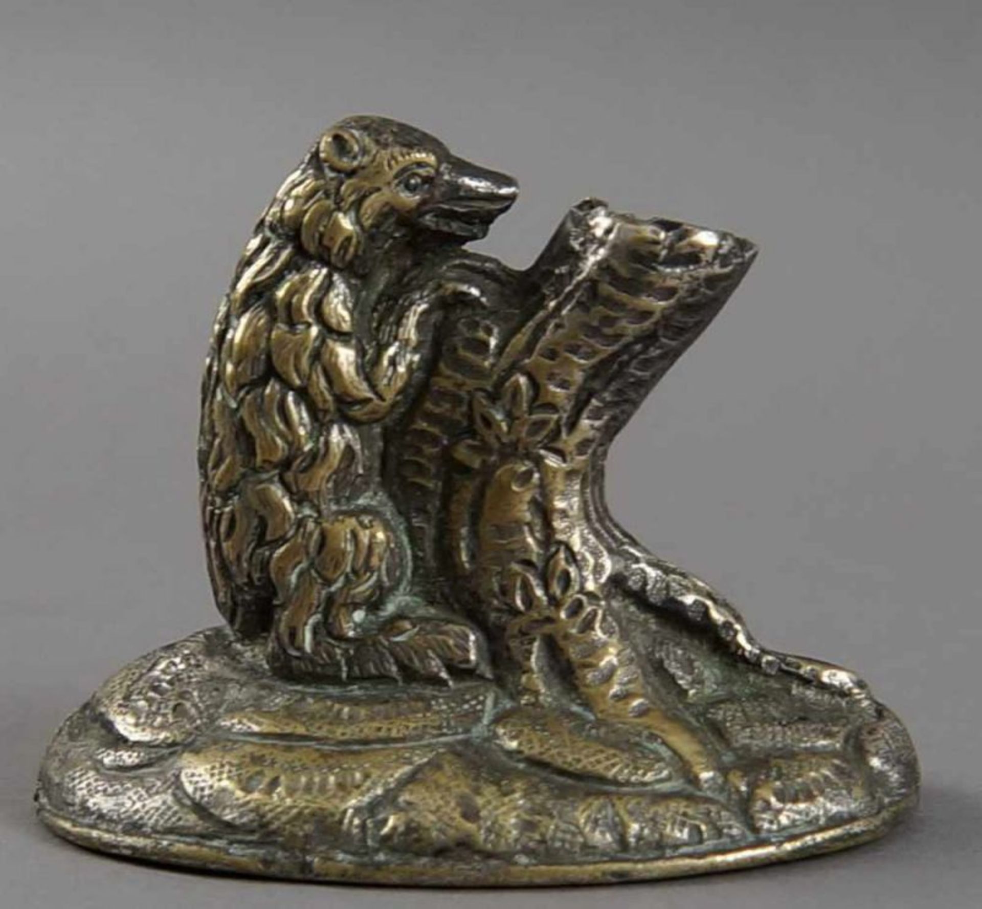 Federhalter, Bär an Baumstamm, aus Bronze, 17. JH, H 6 cm 20.17 % buyer's premium on the hammer - Bild 4 aus 6