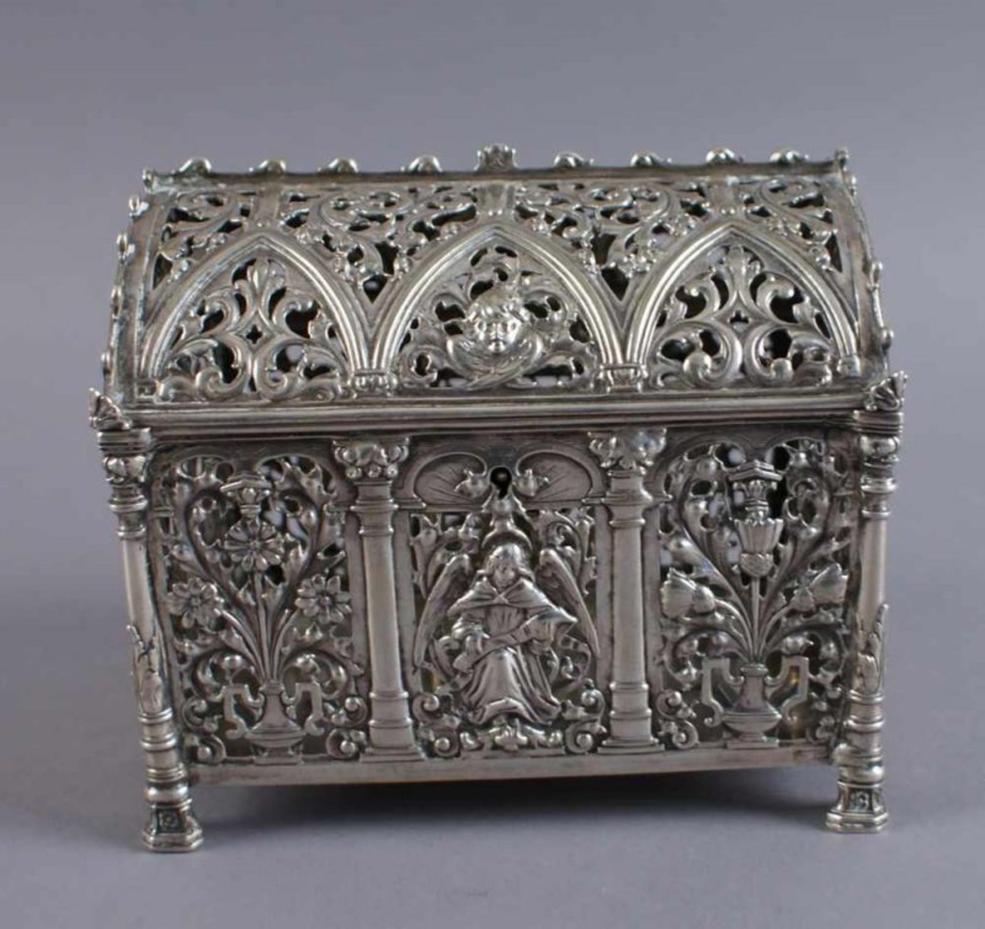 Silber Runddeckeltruhe, fein getrieben, durchbrochen gearbeitet, mit gotischen und floralen - Bild 2 aus 11