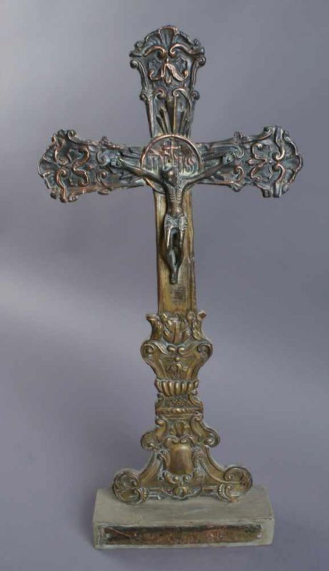 Grosses Standkreuz aus getriebenem Metall, auf Holzkorpus angebracht, H 49 cm 20.17 % buyer's