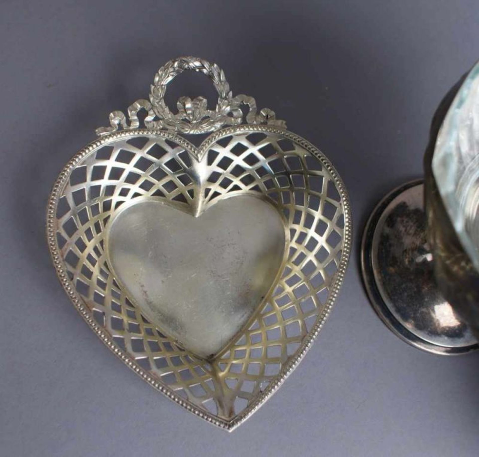 Konvolut Silberobjekte, Zuckerdose, Tafelaufsatz mit Glaseinsatz und Schälchen in Herzform mit - Bild 5 aus 8