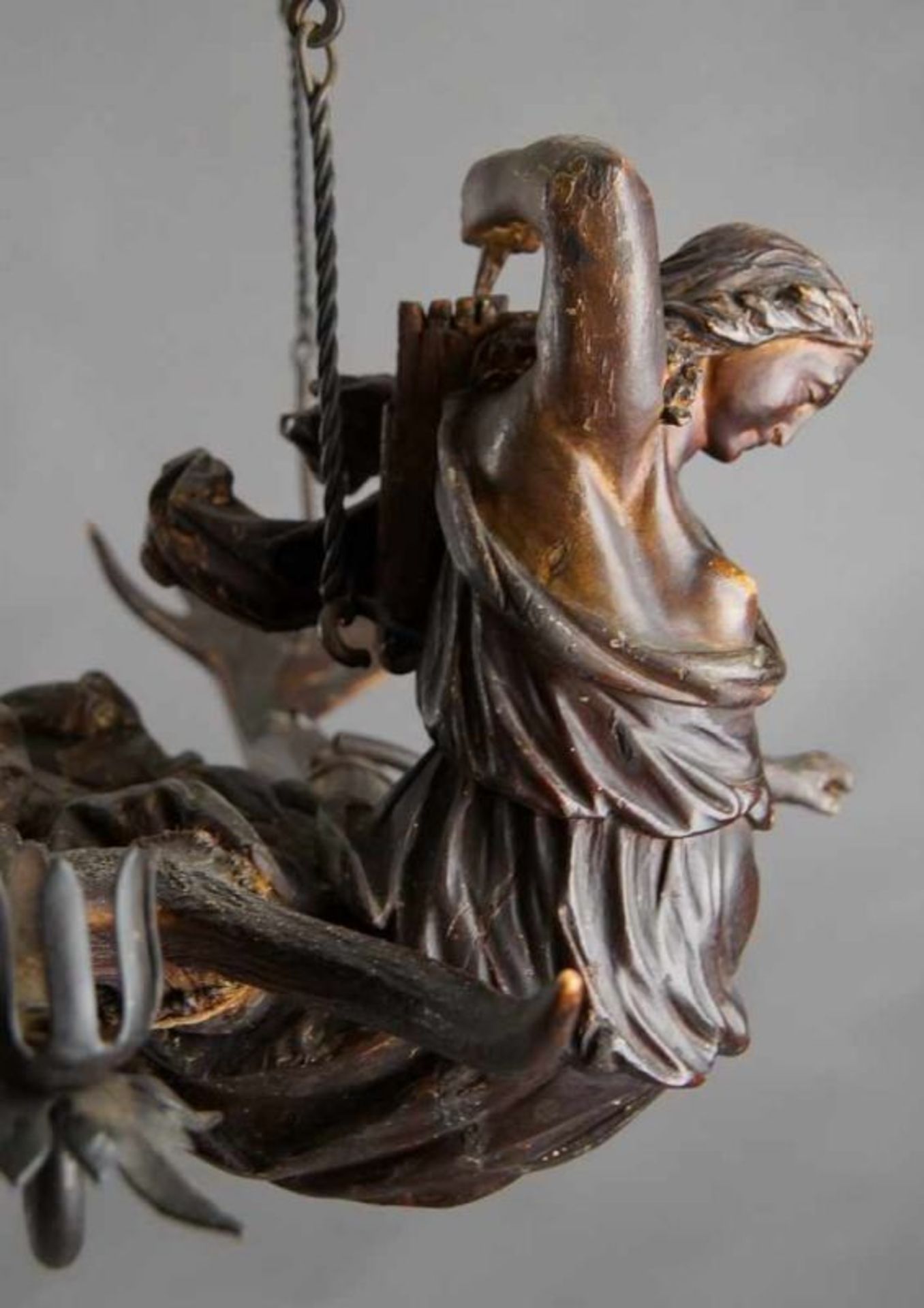 Lüsterweibchen Diana, die Göttin der Jagd, Holz geschnitzt, besch., mit Geweihstangen, Kette später, - Bild 5 aus 13
