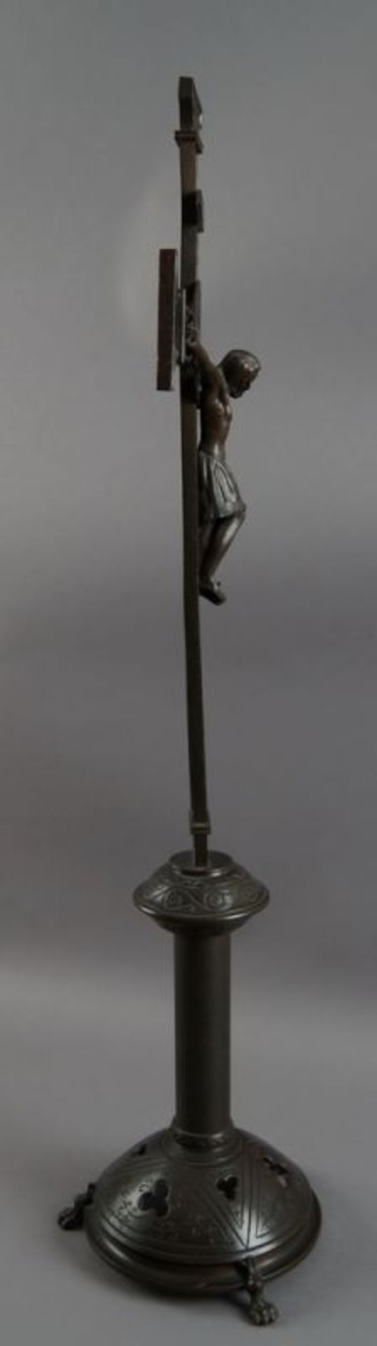 Romanisches Standkreuz mit Korpus Christi, Bronze, 19. JH, 77x30,5 cm 20.17 % buyer's premium on the - Bild 6 aus 7