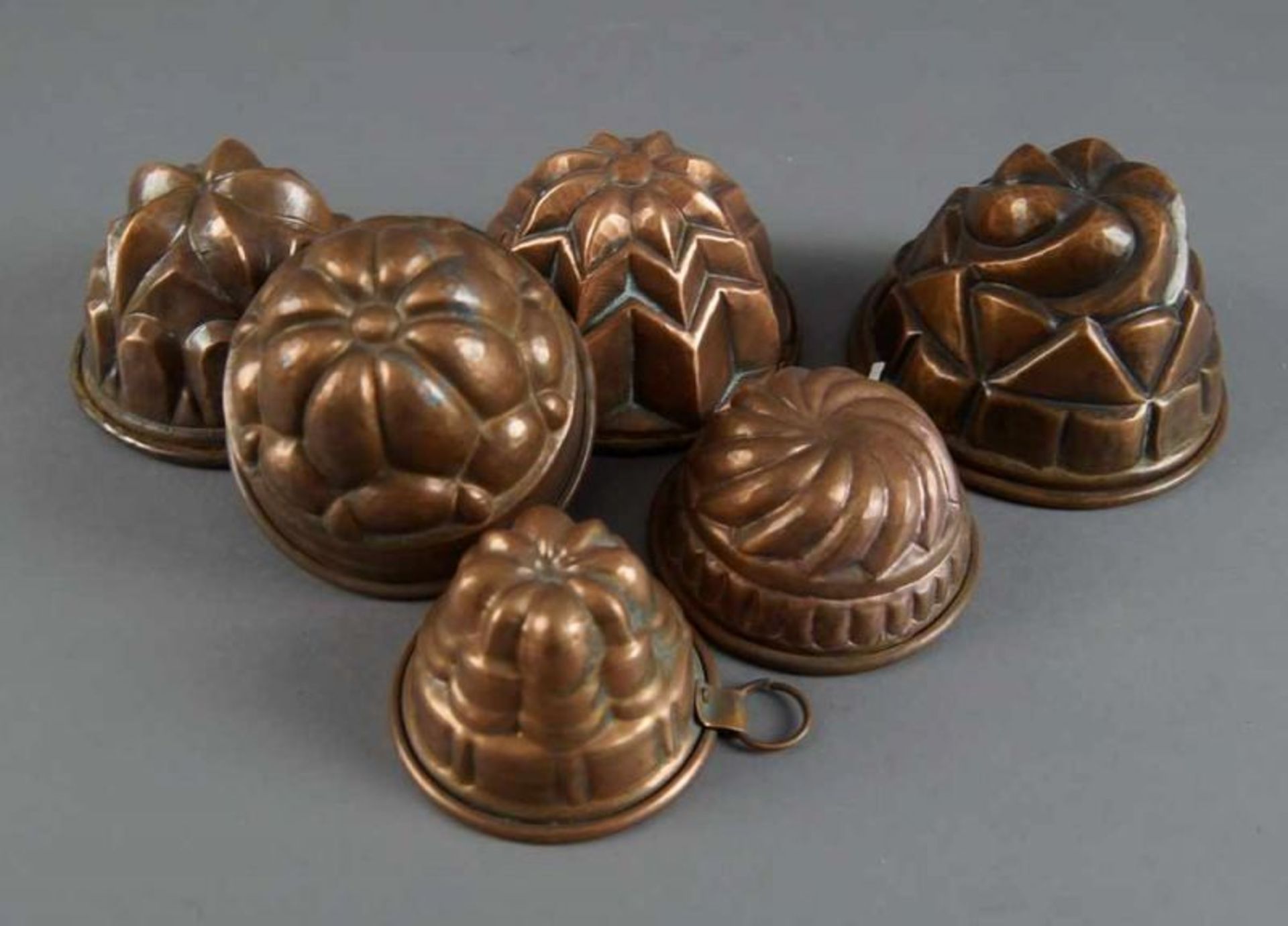 Sechs Miniatur - Guglhupf/Kuchenformen aus Kupfer, Durchmesser von 8 - 13 cm 20.17 % buyer's premium