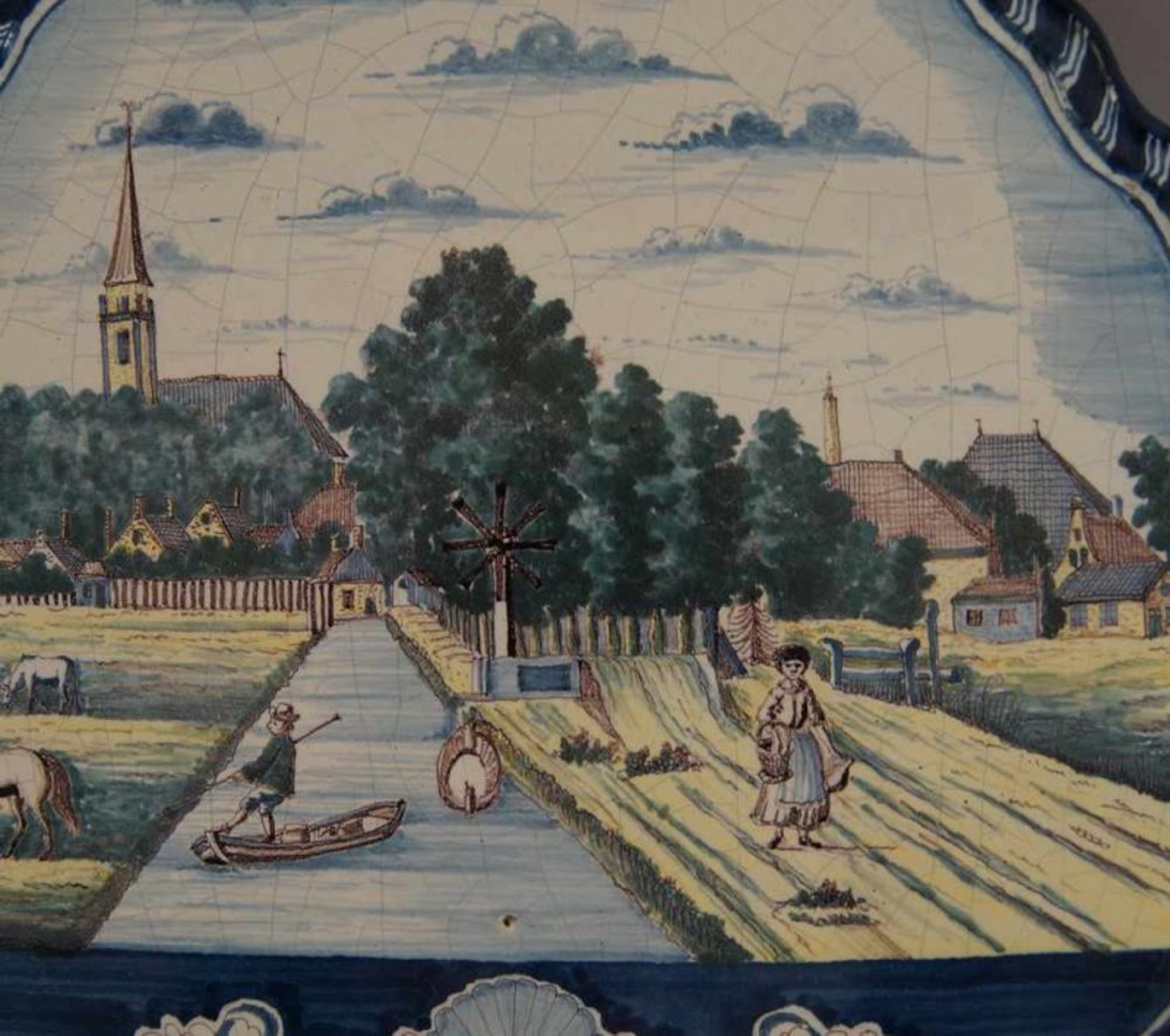 Grosse Fayence-Platte mit Landschaftsansicht und Personen, um 1800, min. rest.-bed., 57x48 cm 20. - Bild 6 aus 7