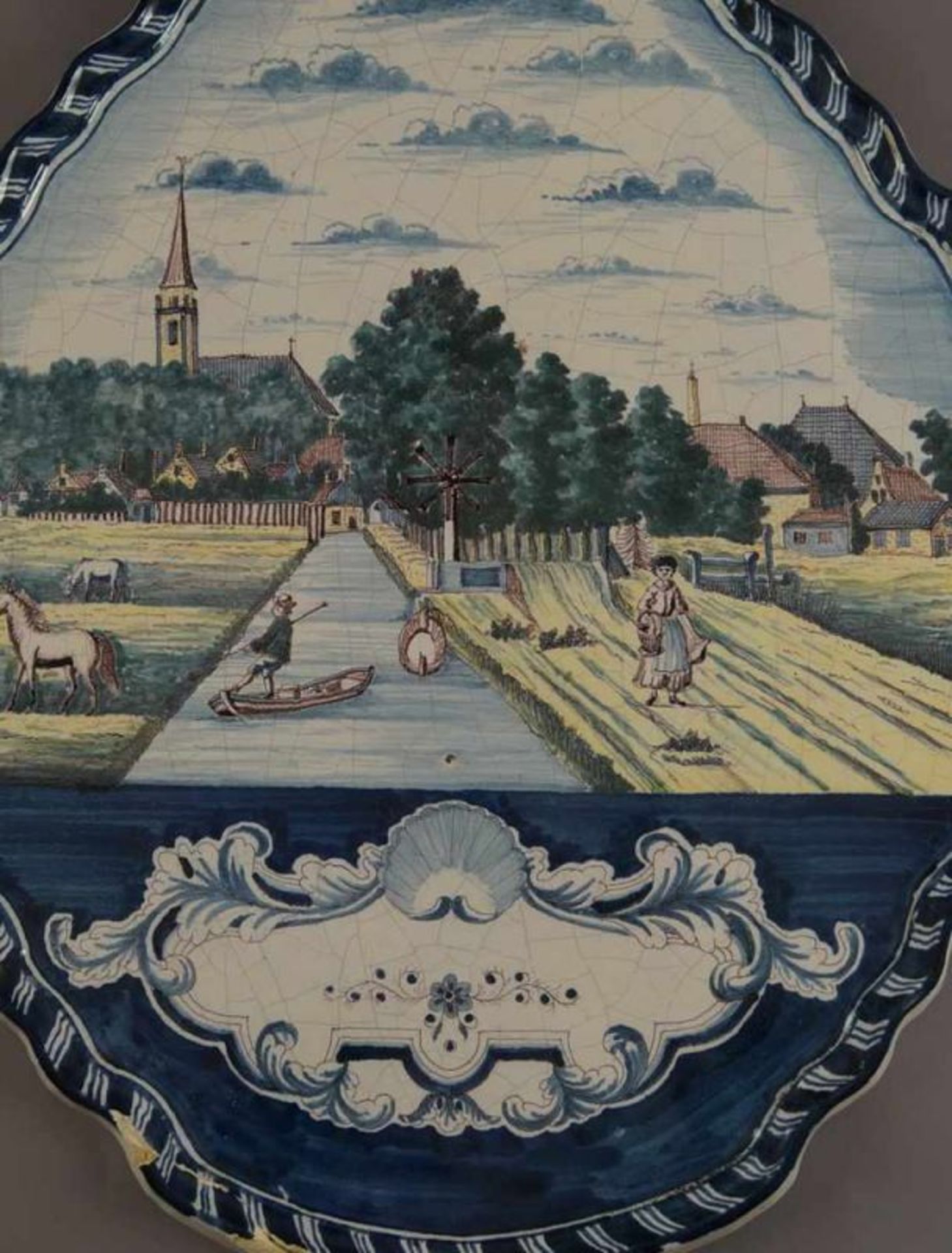Grosse Fayence-Platte mit Landschaftsansicht und Personen, um 1800, min. rest.-bed., 57x48 cm 20. - Bild 3 aus 7