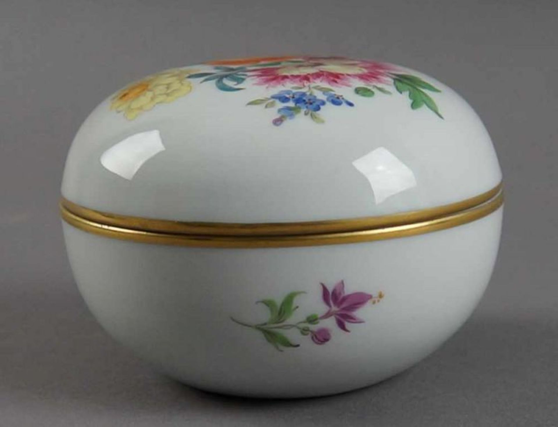 Deckeldose, Meissen, weisses Porzellan mit Blumendekor, auf der Unterseite gemarktet, H 6 x