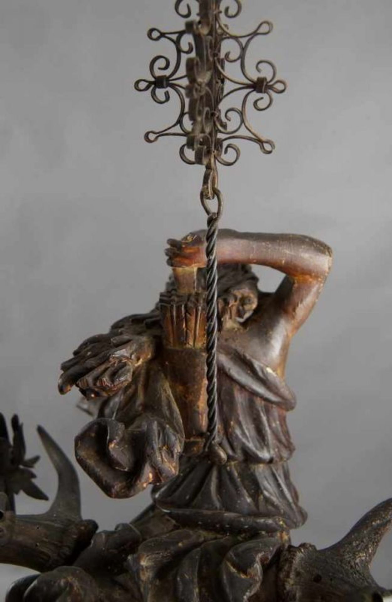 Lüsterweibchen Diana, die Göttin der Jagd, Holz geschnitzt, besch., mit Geweihstangen, Kette später, - Bild 9 aus 13