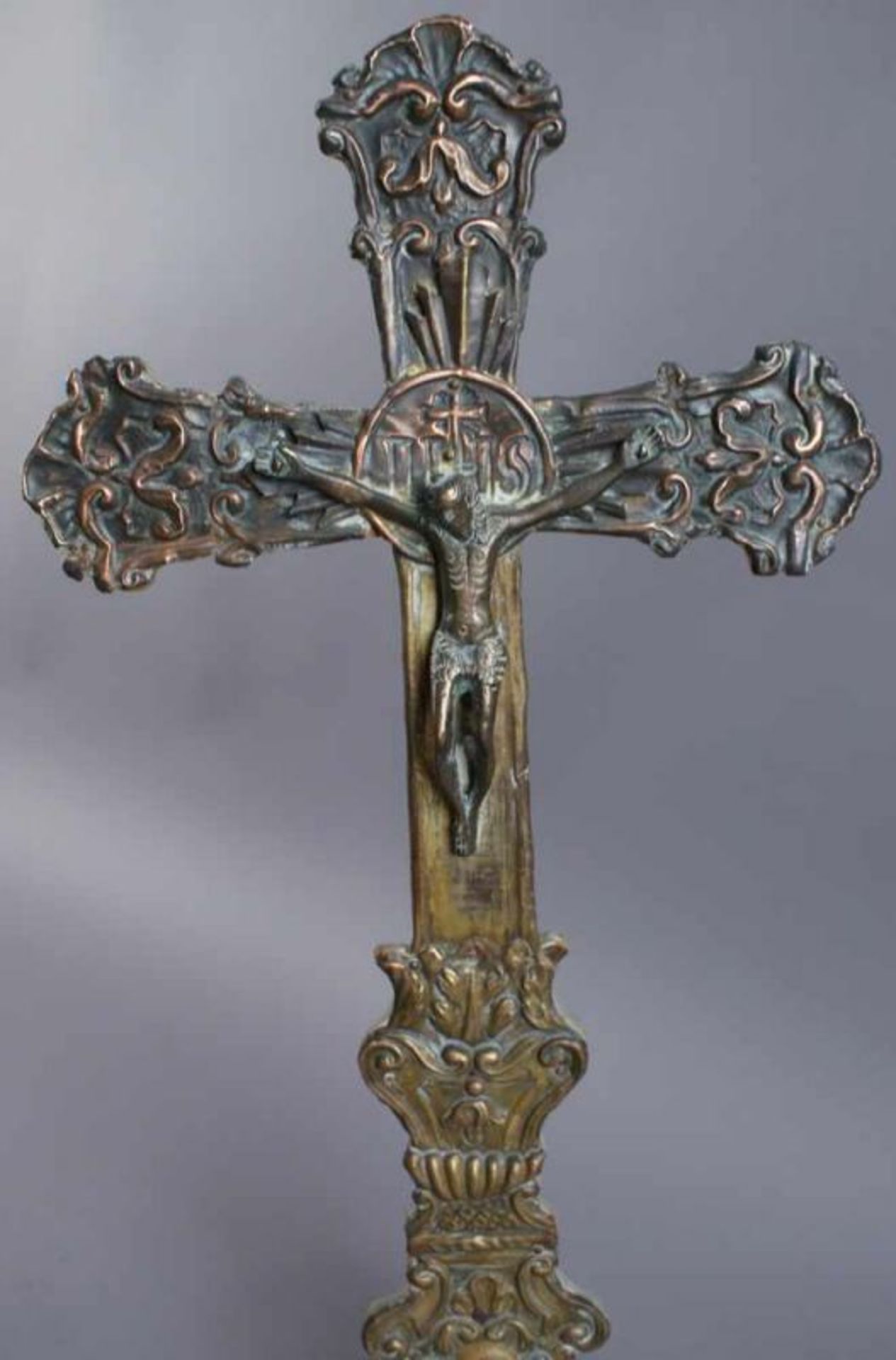 Grosses Standkreuz aus getriebenem Metall, auf Holzkorpus angebracht, H 49 cm 20.17 % buyer's - Bild 2 aus 5