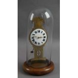 Miniatur Uhr unter Glassturz, befestigt auf Holzsockel, um 1850, signiert Morin Marchinville,