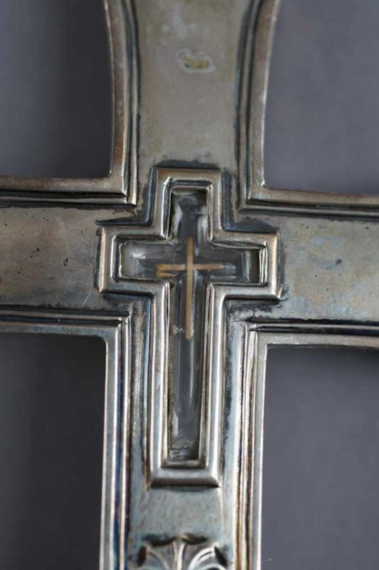 Silbernes Reliquienkreuz, im Kreuz mit einem Kreuz aus Bergkristall, auf der Unterseite zum - Bild 4 aus 15
