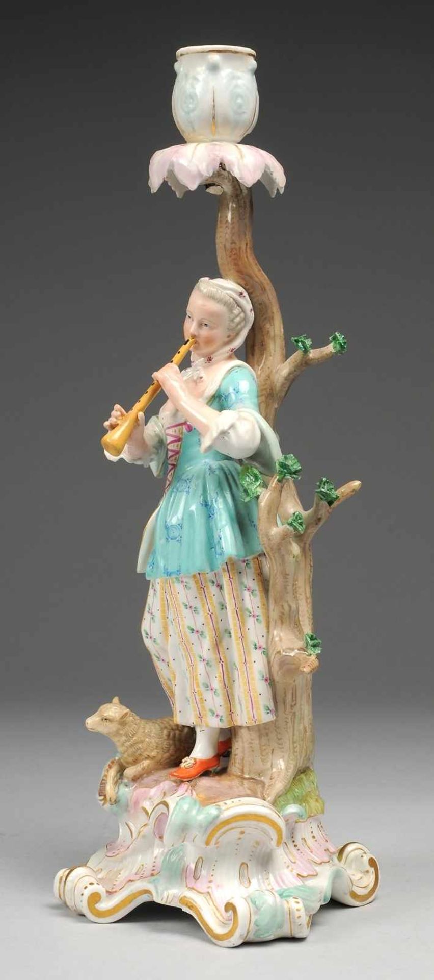 Leuchter 1-flg. Weiß, glasiert. Auf rocaillierter Plinthe Flöte spielende Schäferin, ihr zu Füßen - Image 4 of 5