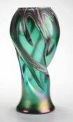 Jugendstil-Vase Grünes Glas. Formgeblasen. Korpus dreifach gedrückt u. spiralig verdreht. Von der