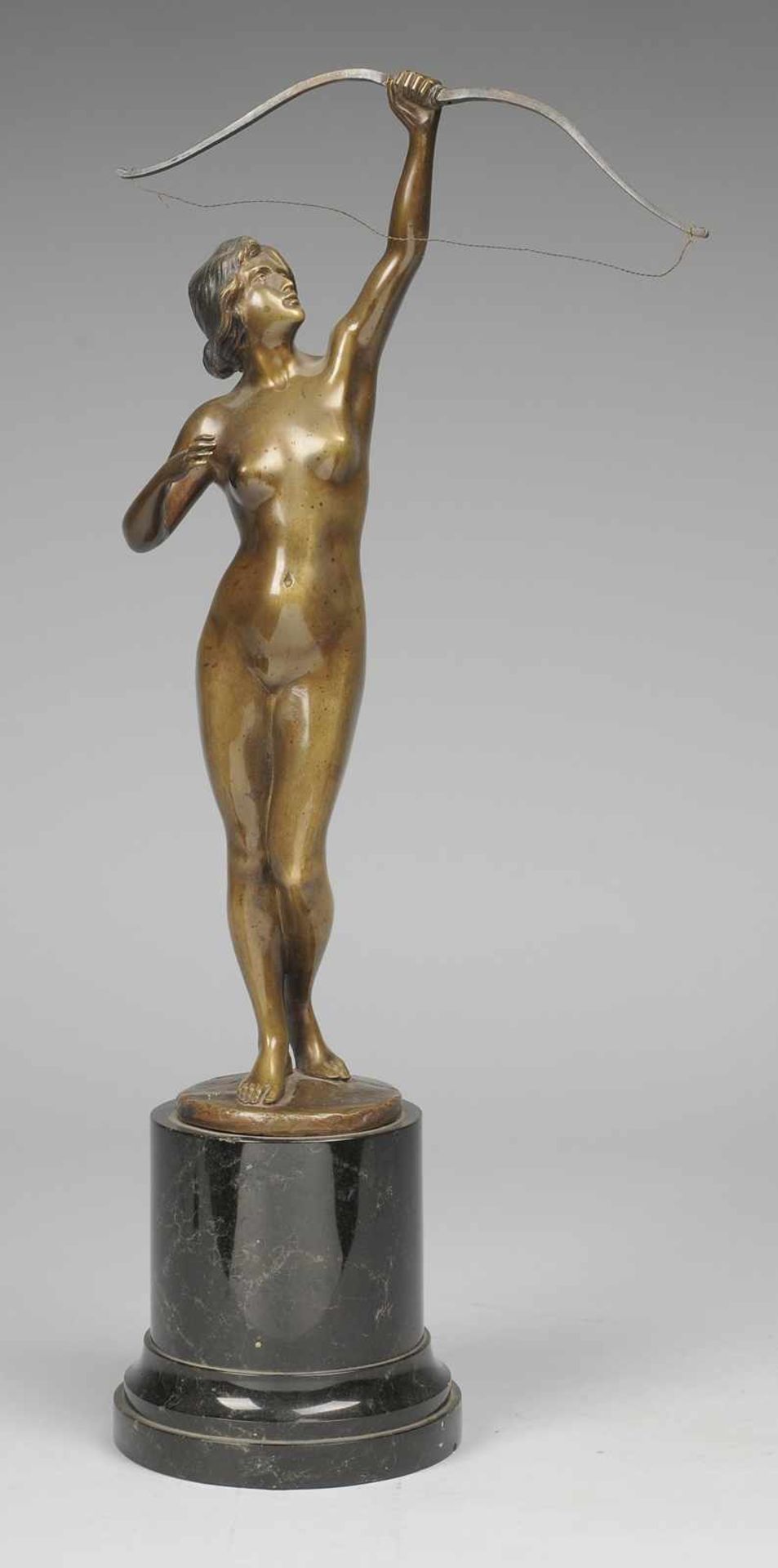 Rudolfi, Percimer (Deutscher Bildhauer, 1884 - 1932) Bronze, patiniert. "Diana". Auf runder