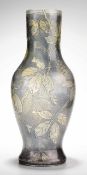 Vase mit wildem Wein Farbloses Glas, silbergelb gebeizt. Formgeblasen. Gestreckt eiförmig mit