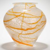 Schaumglas-Vase Farbloses Glas. Formgeblasen. Bauchiger Korpus mit hochgezogener Schulter.