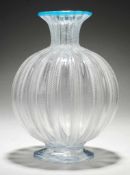 Vase Farbloses Glas. Rippenoptisch formgeblasen, Abriss. Auf abgesetztem Fuß kugelförmiger Korpus u.