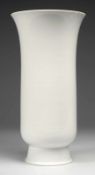 Große Vase Weiß, glasiert. Hohe, zum Stand hin bauchige Form mit ausgezogener Mündung. Entw.: Paul
