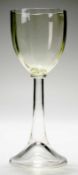 Jugendstil-Weinglas Farbloses u. l. grünes Glas. Formgeblasen. Ansteigender Fuß, sich verjüngender
