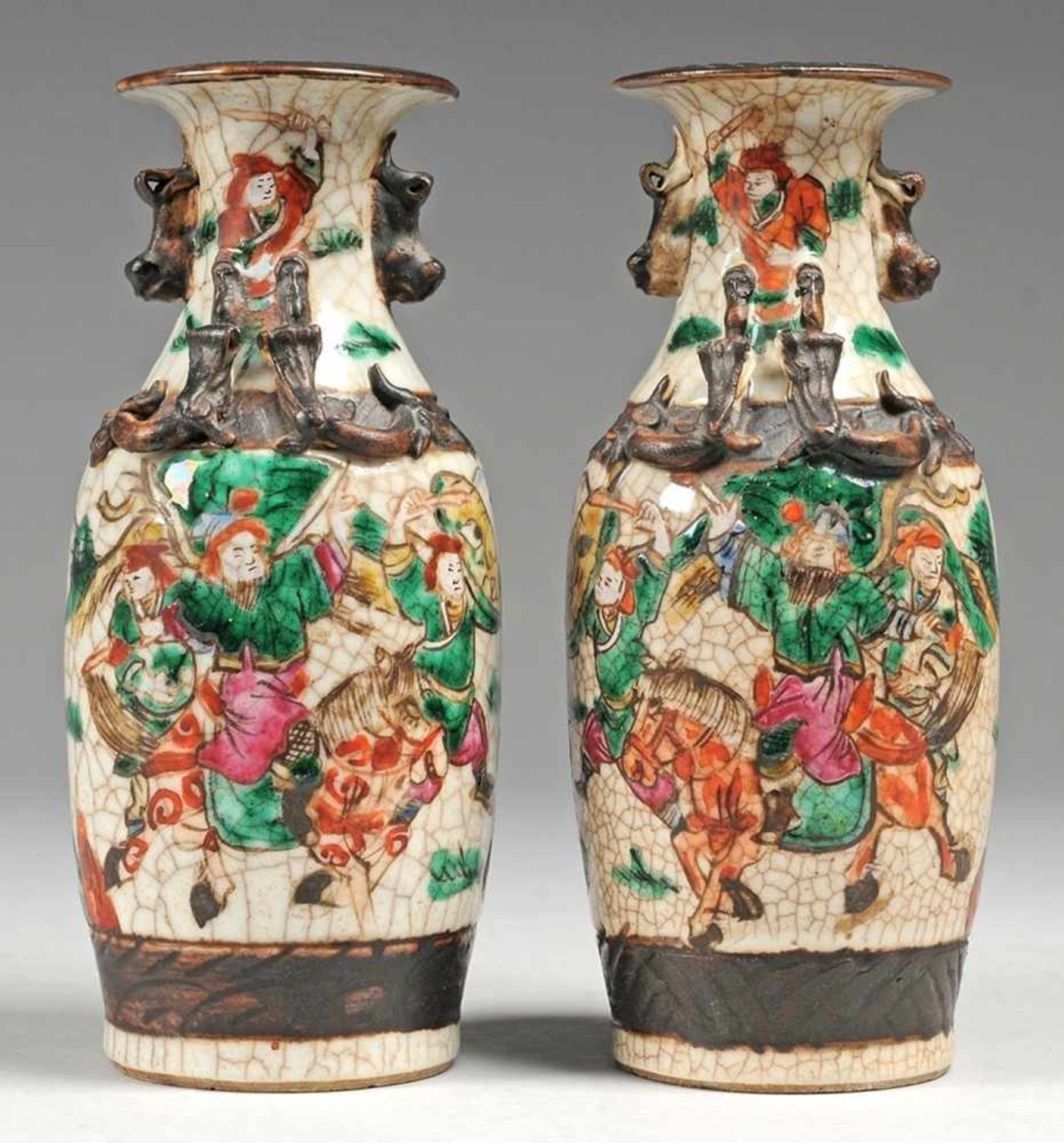 Paar Vasen Sandfarbener Scherben. Ovale Form mit einschwingendem Hals u. ausgestellter Mündung.